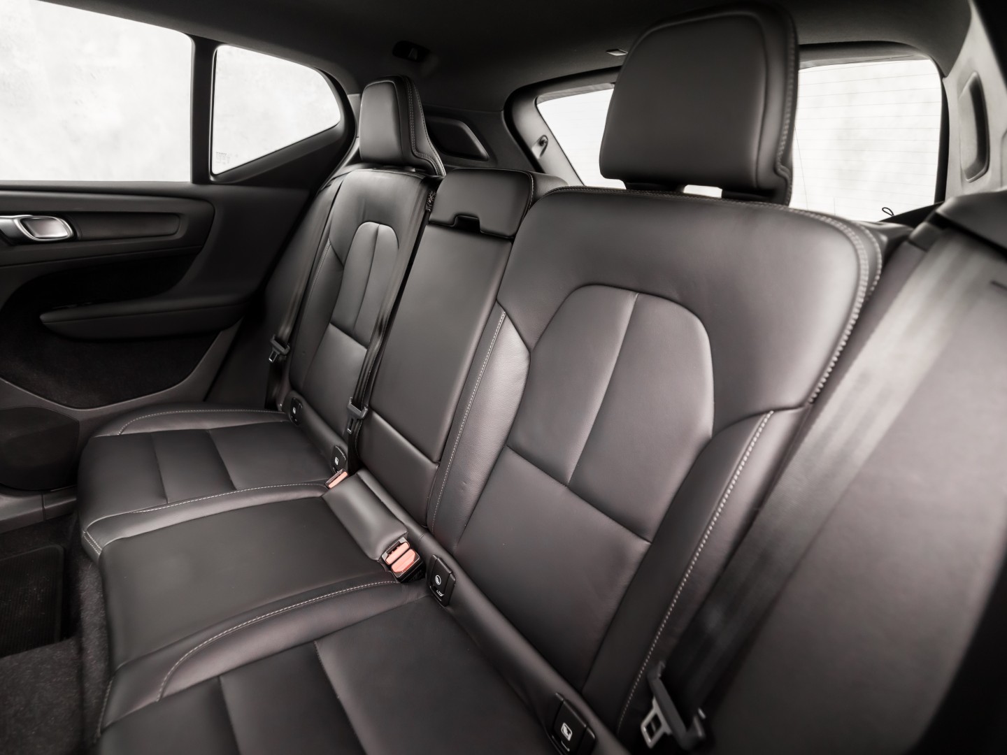 Volvo XC40 1.5 T5 Recharge Inscription Sport 252Pk Automaat (PANORAMADAK, APPLE CARPLAY, MEMORY SEAT, LEDER, 360 CAMERA, SPORTSTOELEN, STUUR/STOELVERWARMING, GETINT GLAS, ELEK ACHTERKLEP, NIEUWE APK, NIEUWSTAAT)