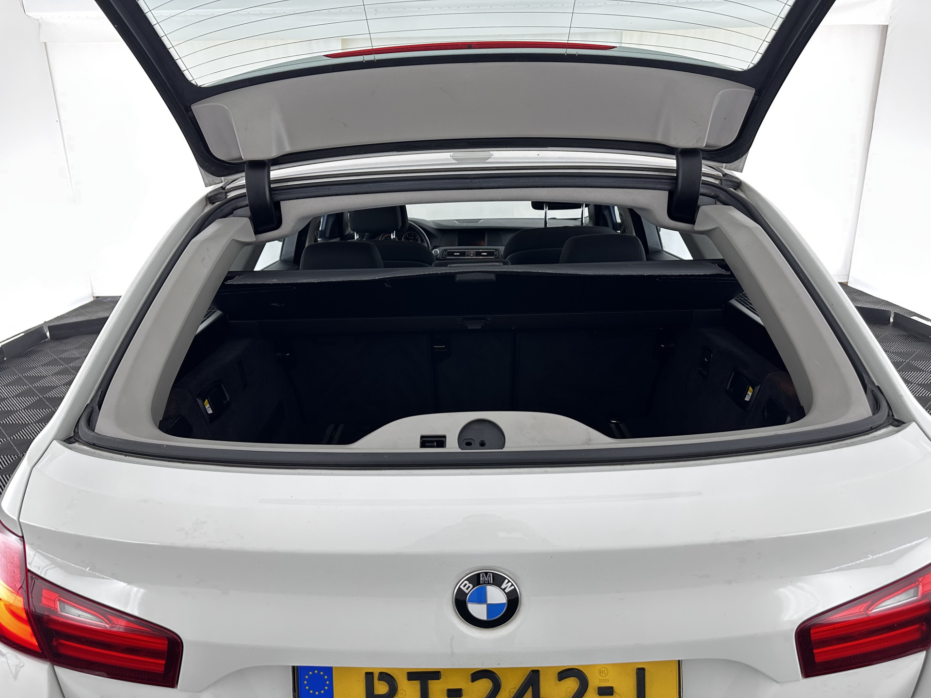 BMW 5-serie Touring 520d Shadow-line *BI-XENON | NAVI-FULLMAP | HEATED-COMFORTSEATS | ECC | KEYLESS | PDC | CRUISE | 18''ALU*