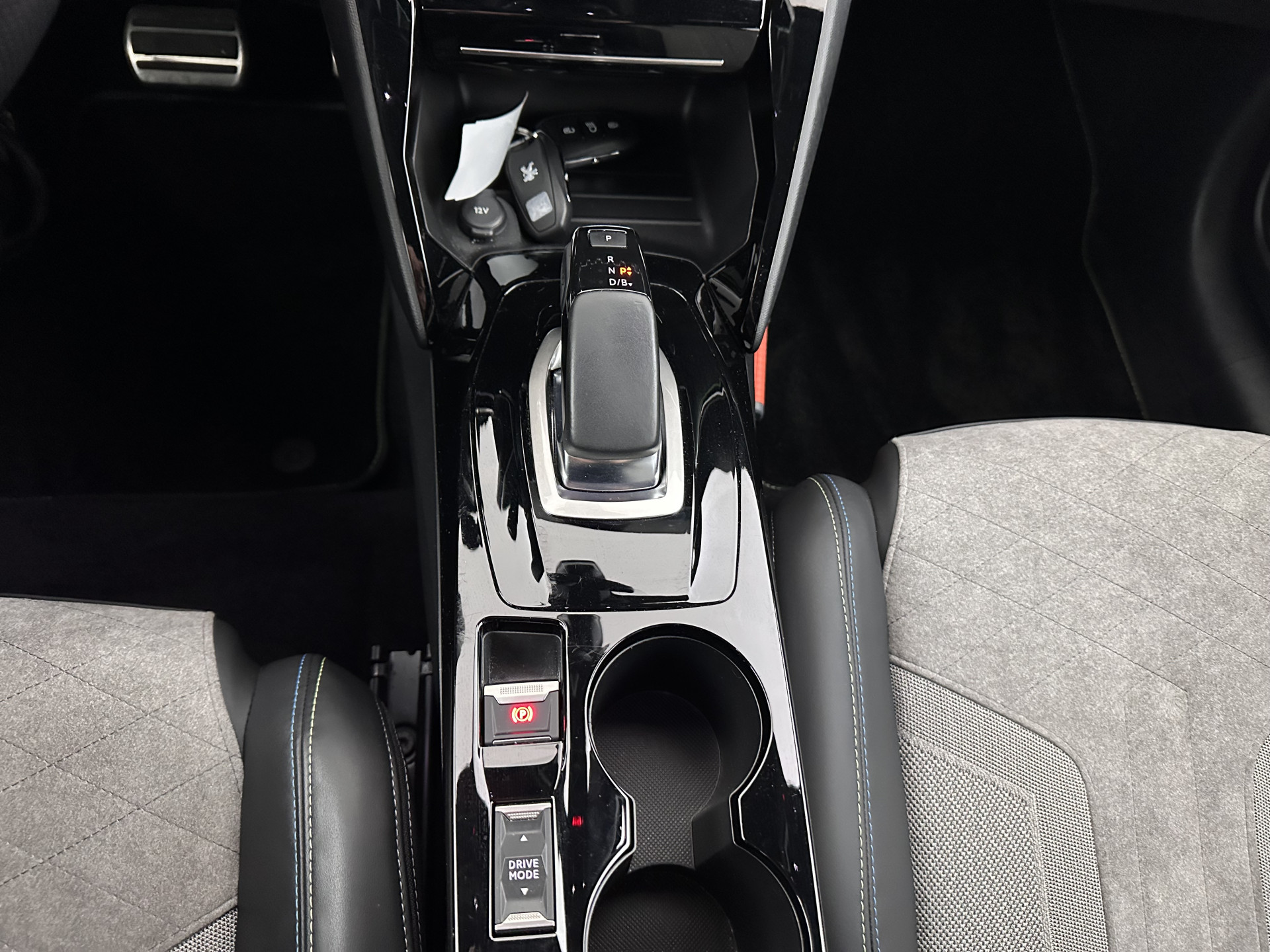 Peugeot e-208 EV GT 350 50 kWh [ 3-Fase ] {SOH-88%} (INCL-BTW) *HEATPUMP | LEATHER-ALCANTARA | FULL-LED | DIGI-COCKPIT | BLINDSPOT | CAMERA | AMBIENT-LIGHT | NAVI-FULLMAP | LANE-ASSIST | KEYLESS | DAB | PRIVACY-GLASS | HEATED-SPORTSEATS | ...