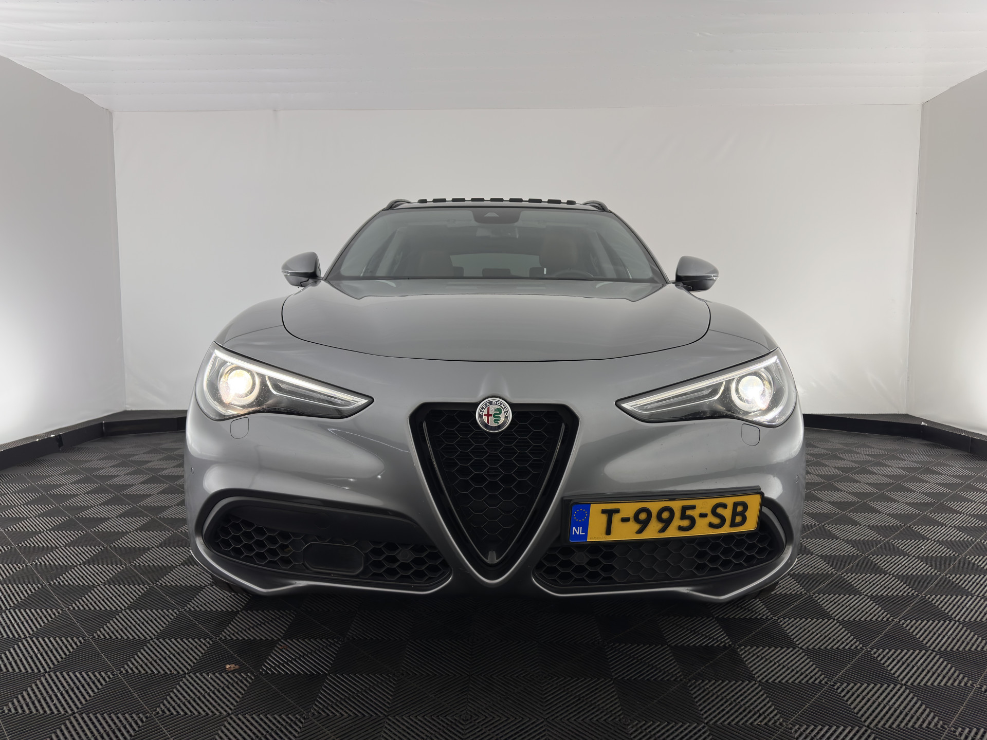 Alfa Romeo Stelvio 2.0 T Veloce AWD B-Tech Business Edition Aut. *PANO | LEATHER | XENON | ADAPTIVE-CRUISE | MEMORY-PACK | BLIND-SPOT | HEATED-SPORTSEATS | CAMERA | DAB+ | KEYLESS | SHIFT-PADDLES | PRIVACY-GLASS | NAVI-FULLMAP | TOWBAR | 20''