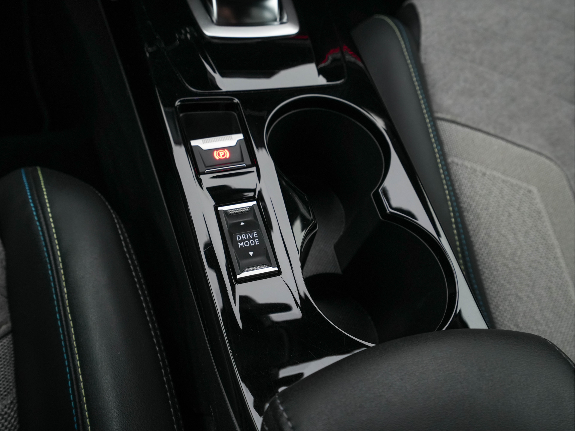 Peugeot e-208 EV GT-Line 350 50 kWh [ 3-Fase ] {SOH-90%} (INCL-BTW) *FULL-LED | DIGI-COCKPIT | BLINDSPOT | CAMERA | LEATHER-ALCANTARA | NAVI-FULLMAP | LANE-ASSIST | KEYLESS | DAB | CCS-FASTLOADER | HEATED-SPORTSEATS | AMBIENT-LIGHT | 17"ALU*