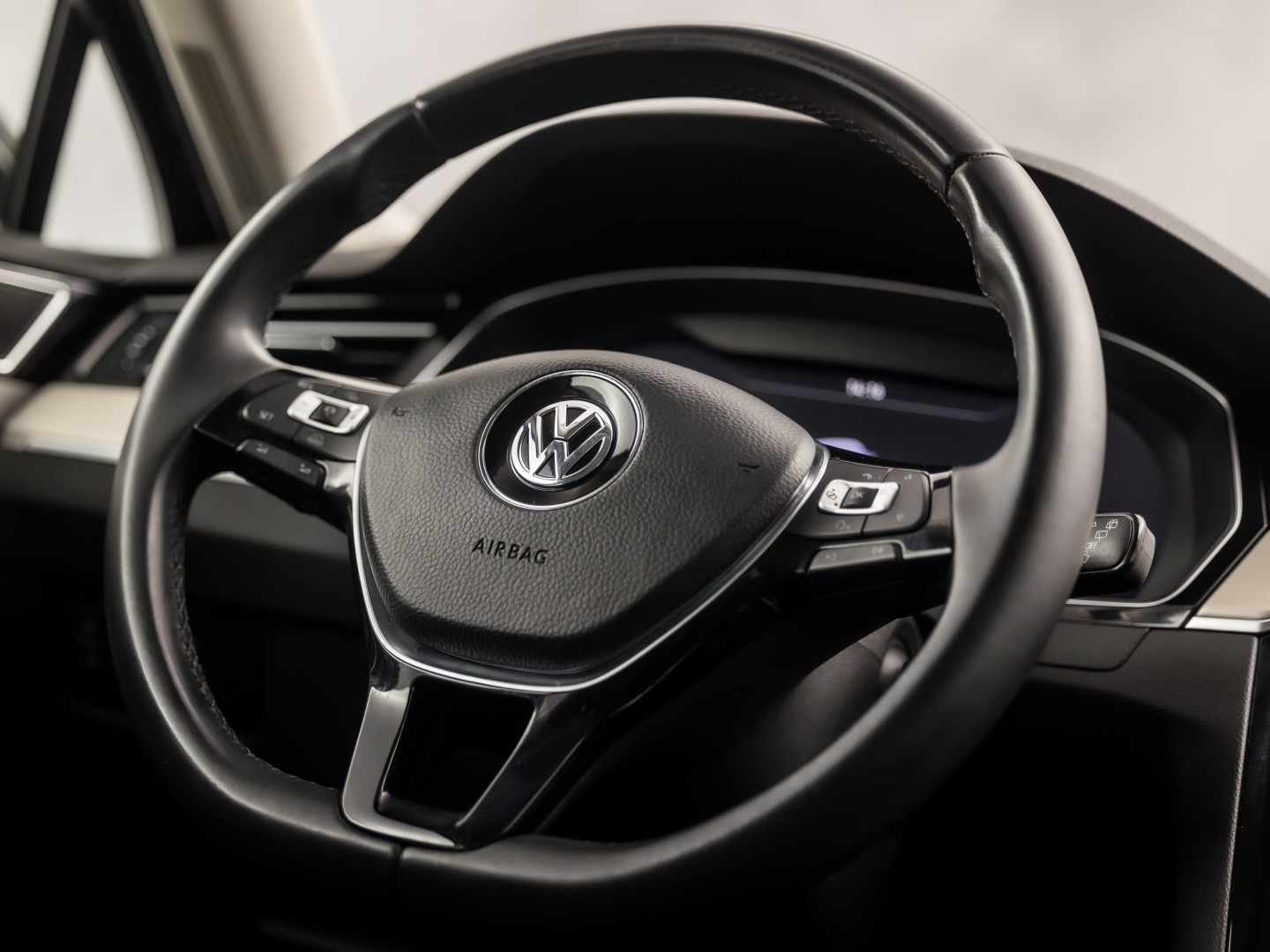 Volkswagen Passat Variant 1.4 TSI ACT Highline R 150Pk Automaat (VIRTUAL COCKPIT, APPLE CARPLAY, BLACK PACK, CAMERA, STOELVERWARMING, LEDER/ALCANTARA, GETINT GLAS, KEYLESS, ADAPTIVE CRUISE, NIEUWSTAAT)