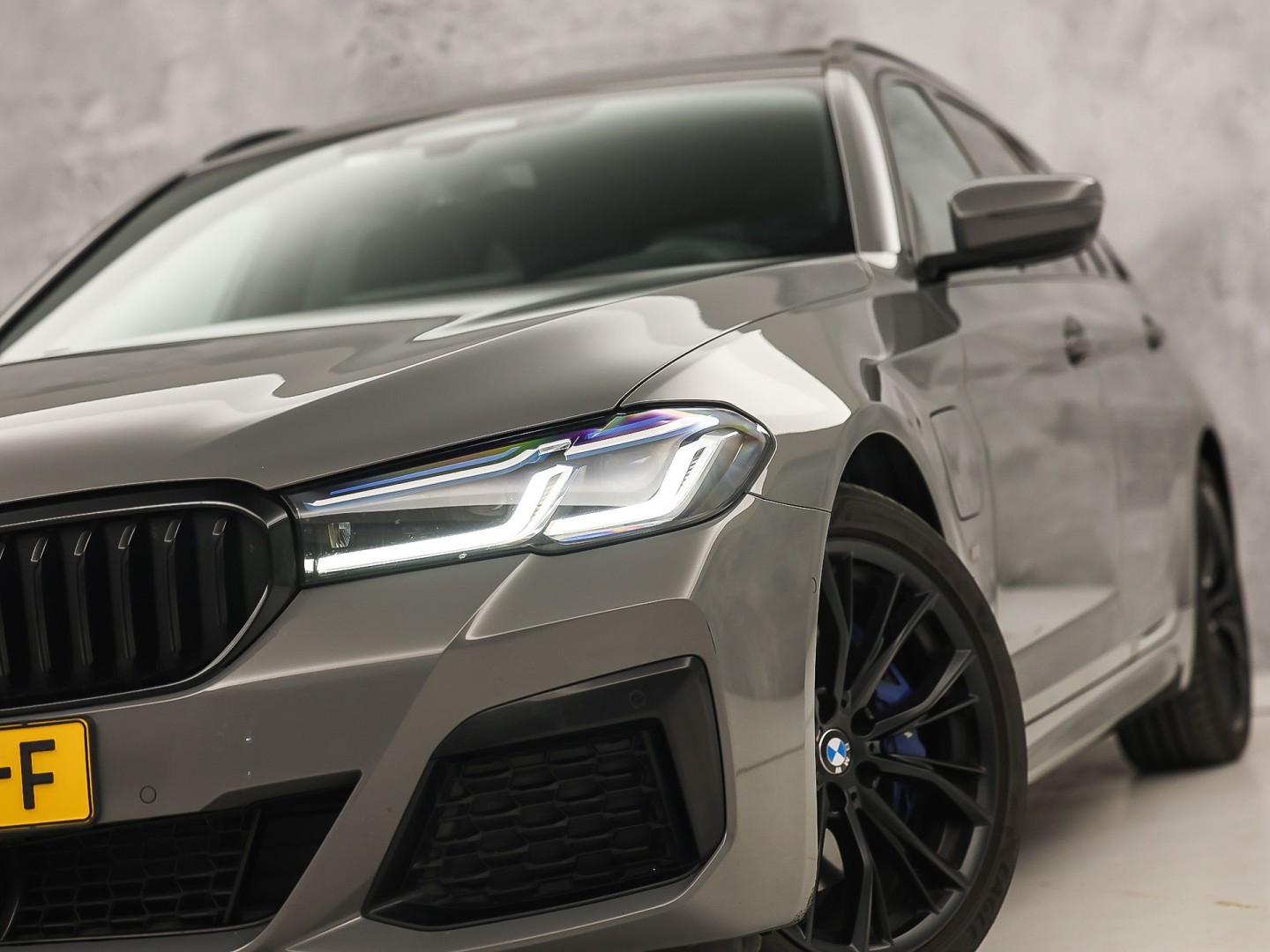 BMW 5 Serie 530e M Sport High Executive 293Pk (PANORAMADAK, M PAKKET, LASER LED, HEAD-UP DISPLAY, 360 CAMERA, MEMORY SEATS, HARMAN/KARDON, TREKHAAK ELEKTRISCH, STOELVERWARMING ACHTER, DISPLAY KEY, NIEUWSTAAT)