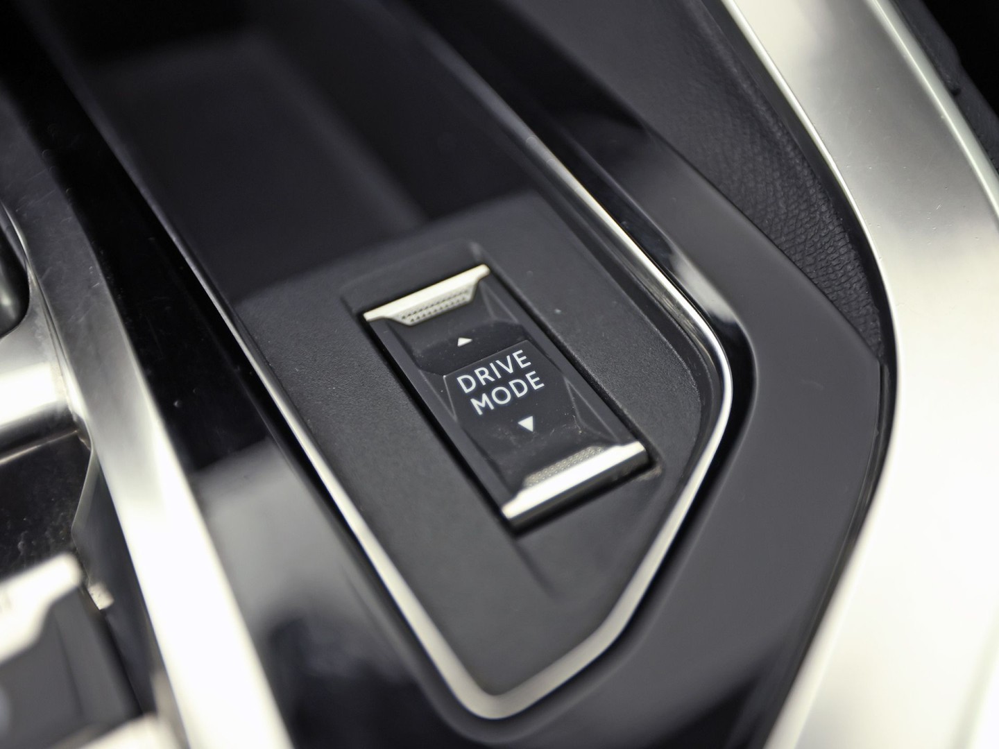 Peugeot 3008 1.2 PureTech Premium Automaat (APPLE CARPLAY, NAP, GROOT NAVI, 360 CAMERA, TREKHAAK, SPORTSTOELEN, LANE ASSIST, CRUISE, NIEUWSTAAT)