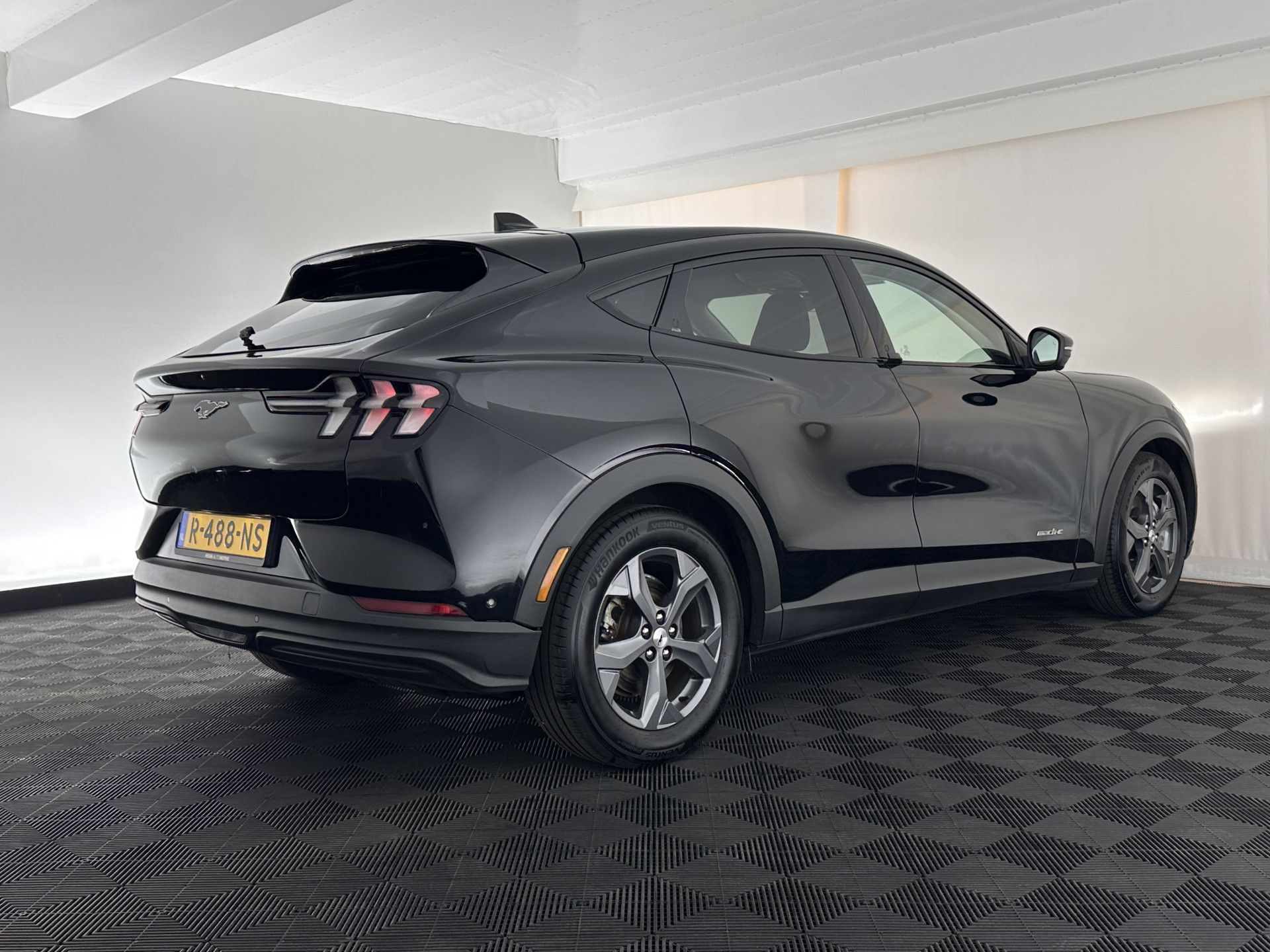 Ford Mustang Mach-E RWD 75 kWh [ 3-Fase-11kW ] {SOH-84%} (INCL-BTW) *LEATHER | FULL-LED | DAB | DIGI-COCKPIT | KEYLESS | NAVI-FULLMAP | CARPLAY | HEATED-COMFORTSEATS | TOPVIEW | ADAPTIVE-CRUISE | PRIVACY-GLASS | 18'' ALU*