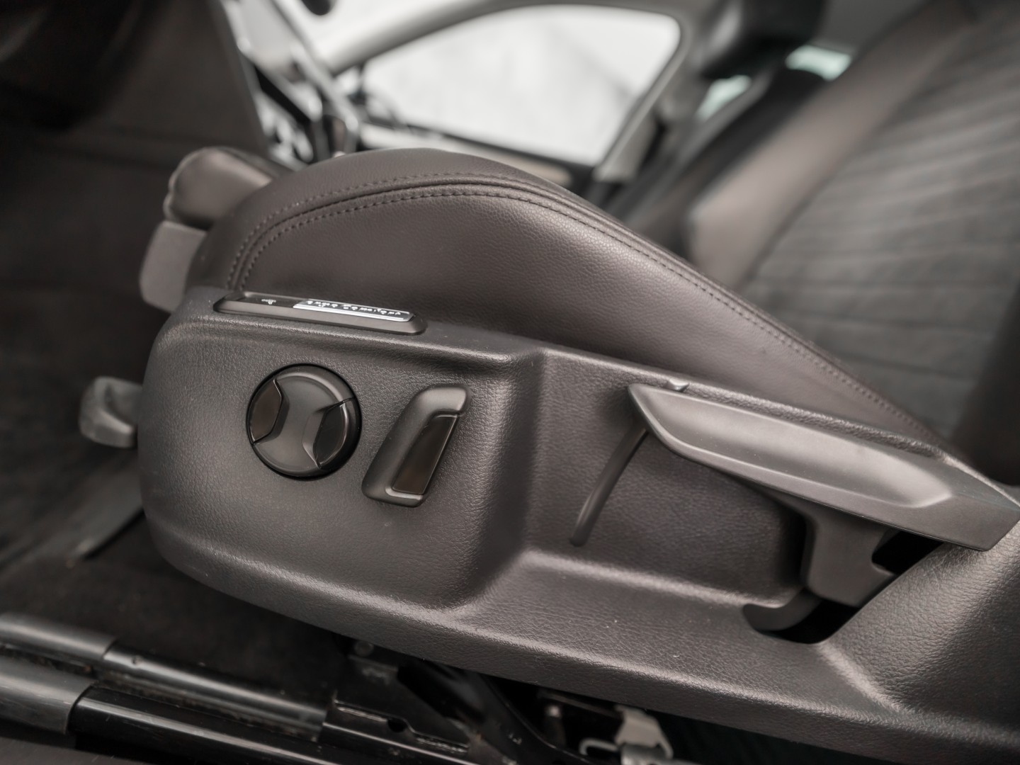 Volkswagen Passat Variant 1.5 TSI Highline Sportline 150Pk Automaat (VIRTUAL COCKPIT, APPLE CARPLAY, GROOT NAVI, CAMERA, LEDER/ALCANTARA, GETINT GLAS, KEYLESS, NIEUWSTAAT)