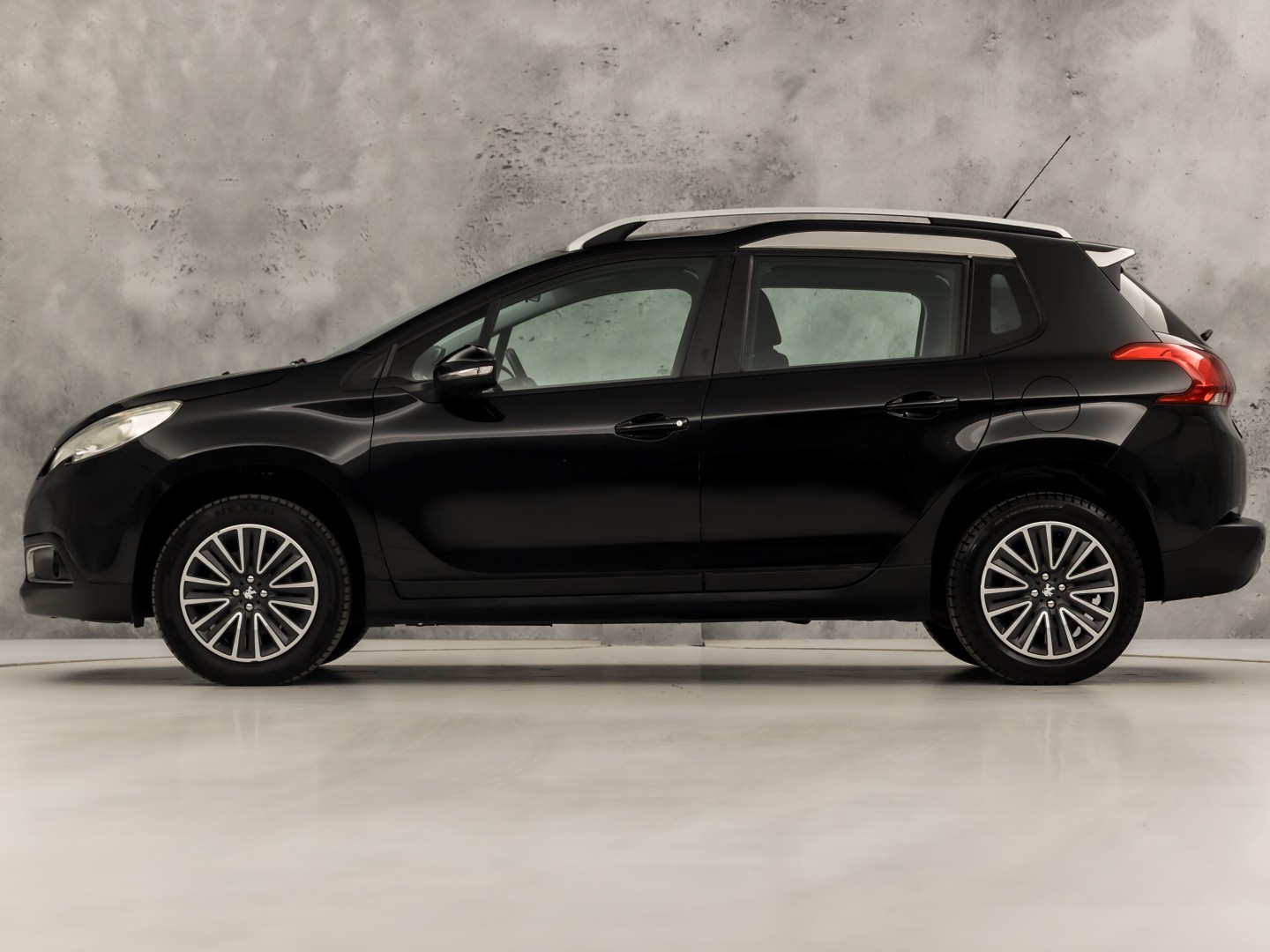 Peugeot 2008 1.2 VTi Sport (PANORAMADAK, NAVIGATIE, PARKEERSENSOREN, SPORTSTOELEN, CRUISE, NIEUWE APK, NIEUWSTAAT)