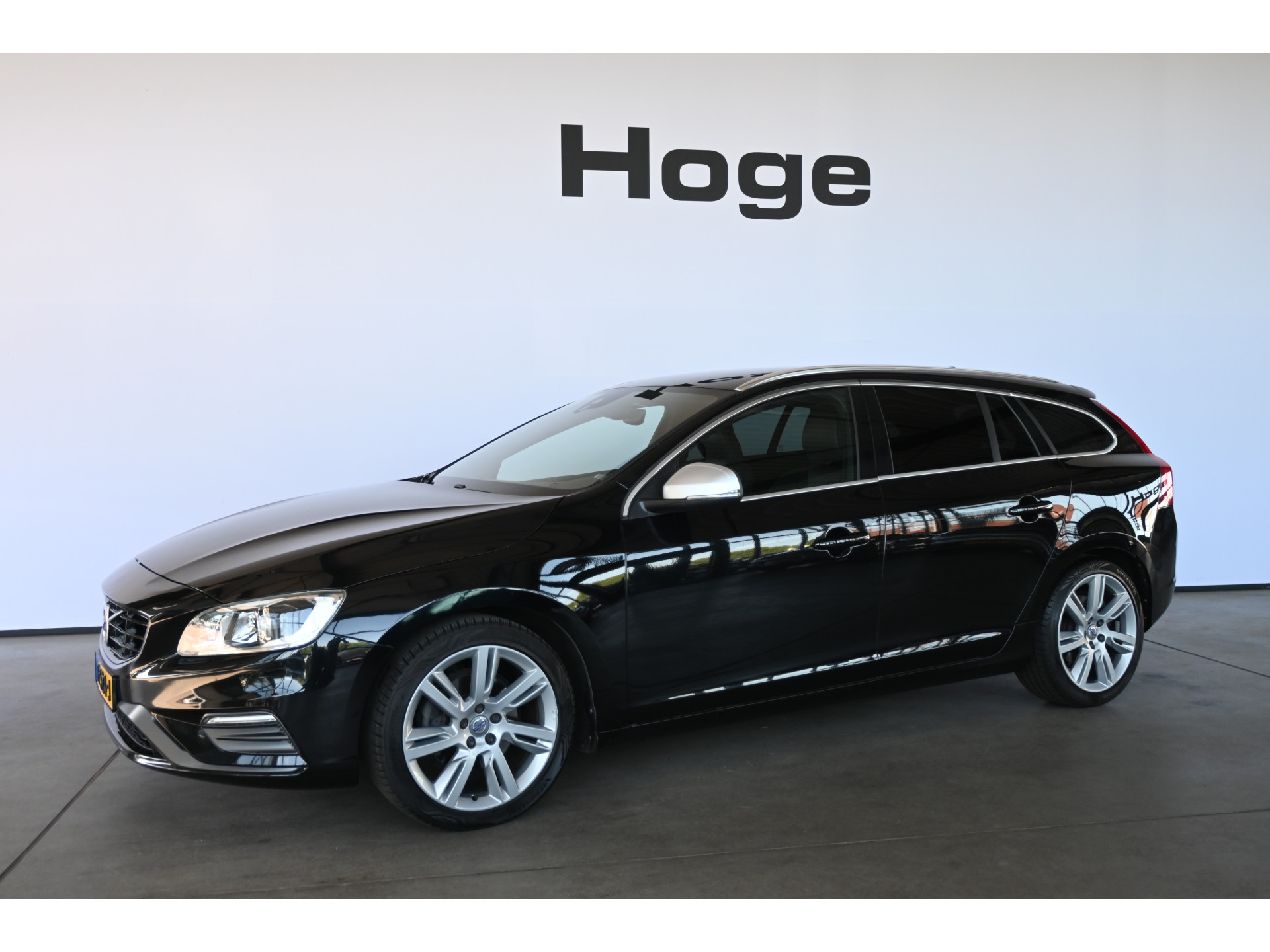 Volvo V60 2.0 D3 Nordic R-Design Automaat Clima Trekhaak Navigatie Cruise control Inruil Mogelijk!