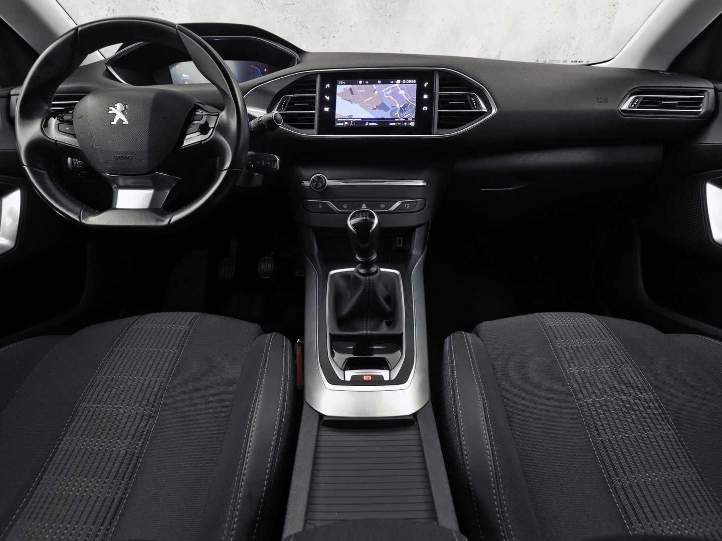 Peugeot 308 SW 1.2 PureTech Premium Sport (VIRTUAL COCKPIT, APPLE CARPLAY, GROOT NAVI, 360 CAMERA, SPORTSTOELEN, LEDER, TREKHAAK, GETINT GLAS, NIEUWSTAAT)