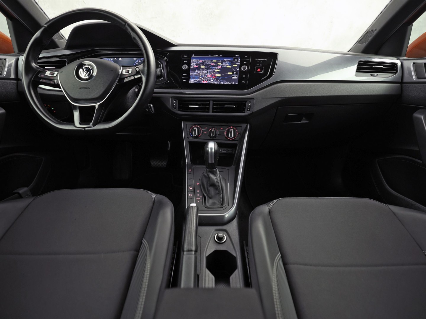 Volkswagen Polo 1.0 TSI Sport Automaat (VIRTUAL COCKPIT, ZWART HEMEL, GROOT NAVI, TREKHAAK, LEDER, SPORTSTOELEN, GETINT GLAS, LM VELGEN, ADAPTIVE CRUISE, NIEUWSTAAT)