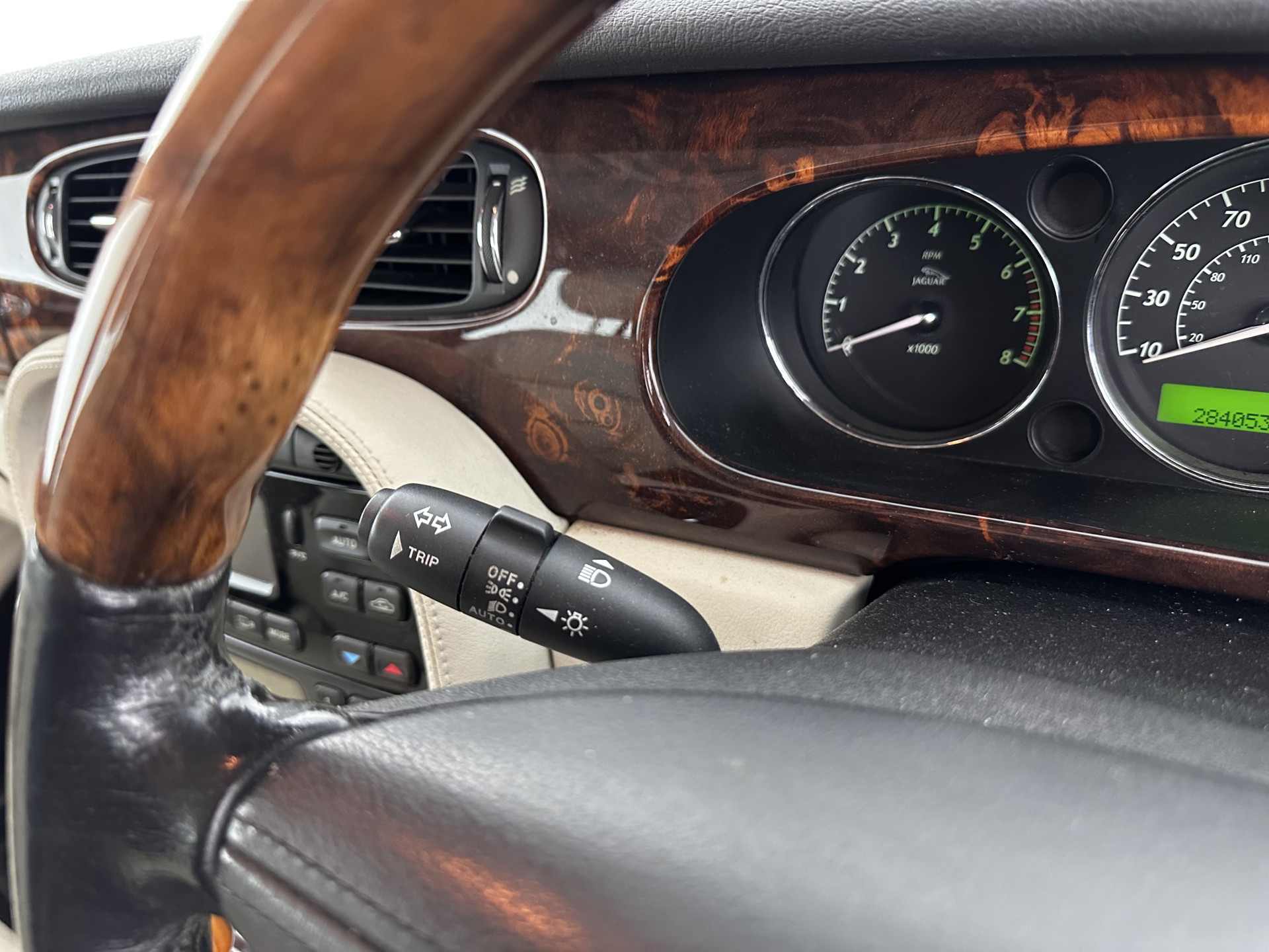 Jaguar XJ 3.5 V8 Executive [ Right-Hand-Drive ] Aut. *LEATHER | BI-XENON | ECC | WOODEN-INLAY | HEATED-COMFORTSEATS | MEMORY-PACK | JAGUAR-AUDIO | PDC | CRUISE | 18"ALU*