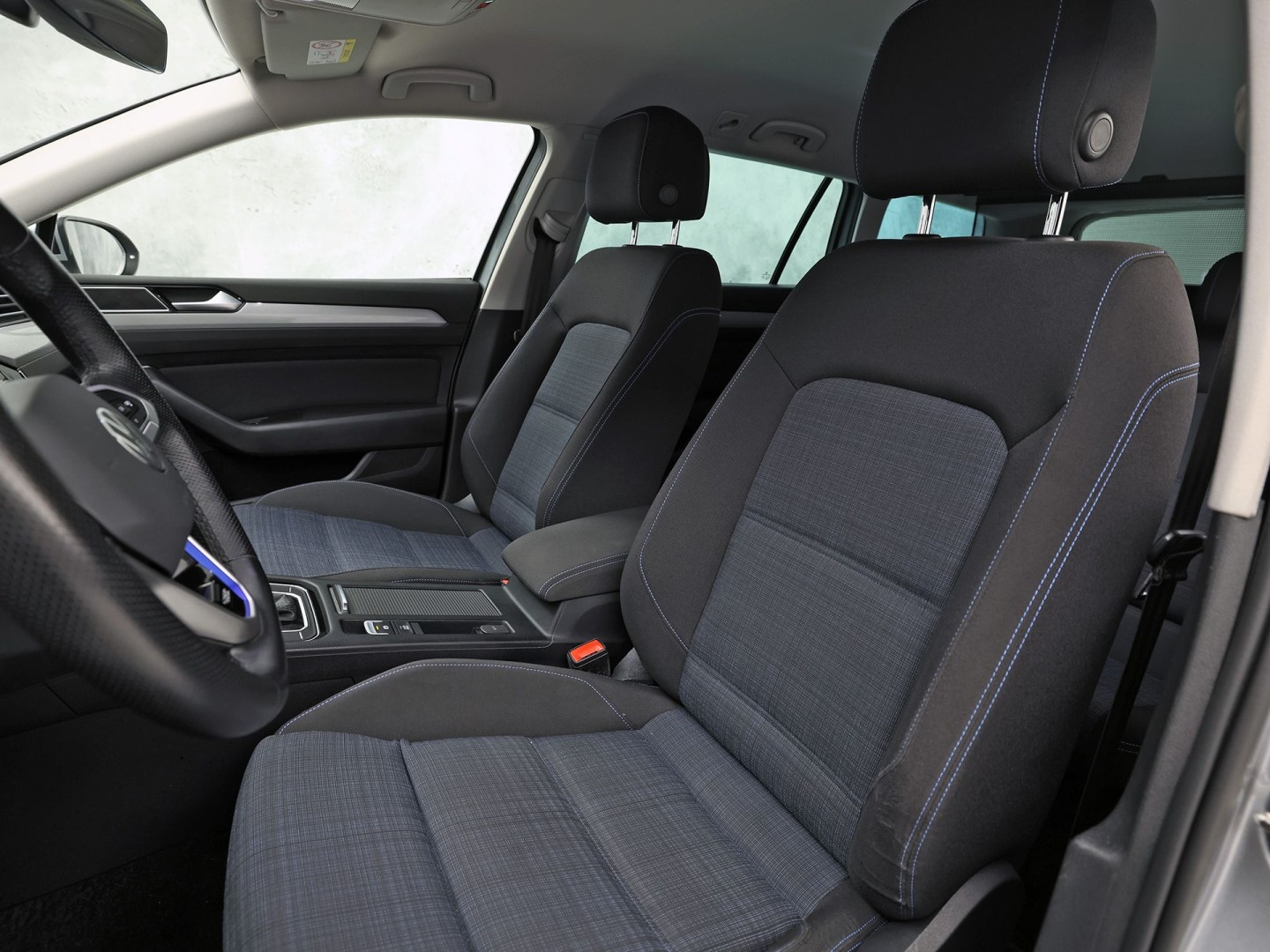 Volkswagen Passat Variant 1.4 TSI PHEV GTE 218Pk Automaat (APPLE CARPLAY, SOH 88,9%, GROOT NAVI, CAMERA, TREKHAAK, KEYLESS, SPORTSTOELEN, STOELVERWARMING, GETINT GLAS, NIEUWSTAAT)