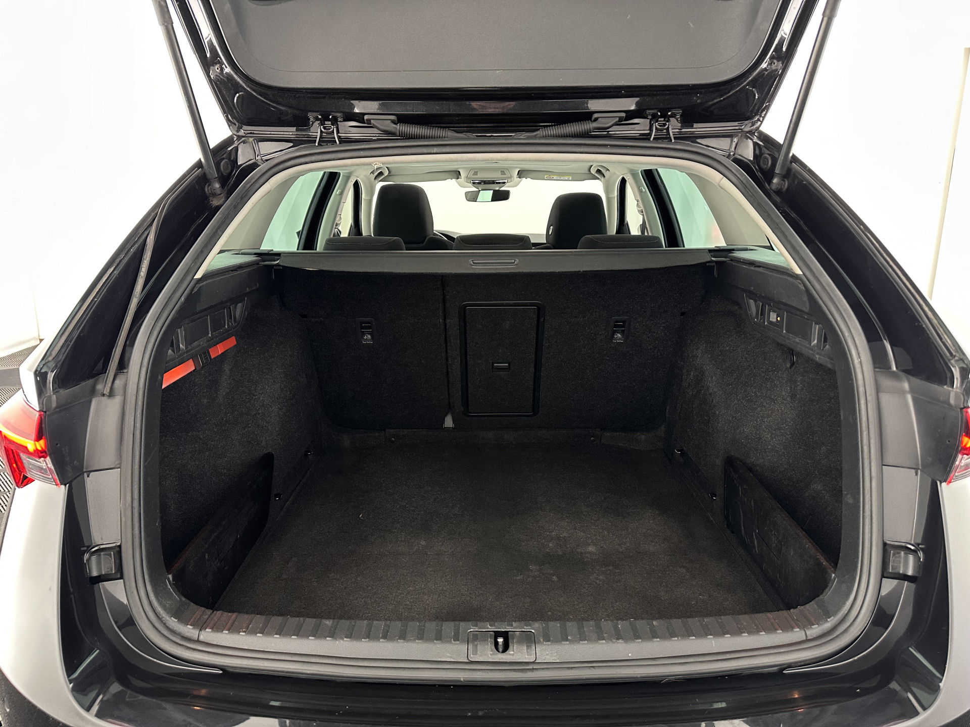 ŠKODA Octavia Combi 1.0 TSI Style (INCL-BTW) *PANO | FULL-LED | LANE-ASSIST | DIGI-COCKPIT | HEATED-COMFORTSEATS | NAVI-FULLMAP | PRIVACYGLASS | KEYLESS | DAB | ECC | PDC | CRUISE | TOWBAR | 18''ALU*