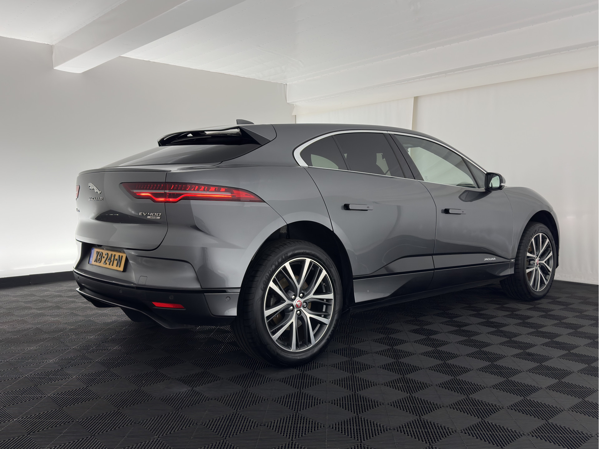 Jaguar I-PACE EV400 HSE 90 kWh AWD (INCL-BTW) *PANO | LEATHER | FULL-LED | MERIDIAN-AUDIO | TOP-VIEW | MEMORY-PACK | BLIND-SPOT | DIGI-COCKPIT | KEYLESS | DAB+ | NAVI-FULLMAP | ECC | HEATED-COMFORTSEATS | PDC | CCS-FASTLOADER