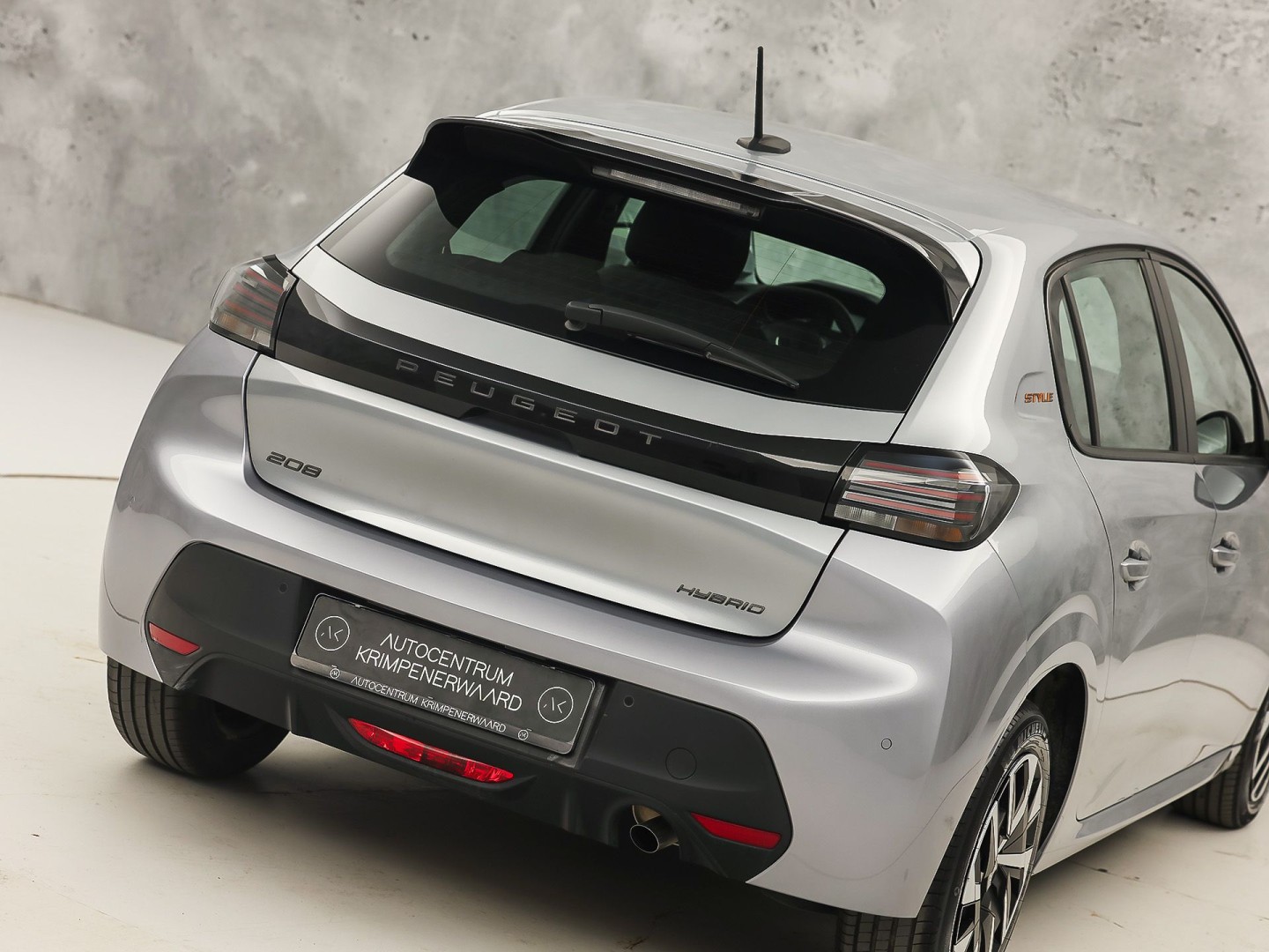Peugeot 208 1.2 Hybrid 110 e-DCS6 Sport Style Automaat (APPLE CARPLAY, NAVIGATIE, PARKEERSENSOREN, SPORTSTOELEN, LANE ASSIST, CRUISE, NIEUWSTAAT)