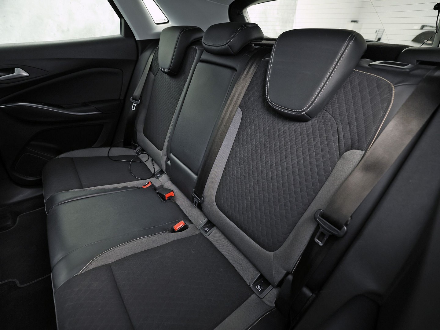 Opel Grandland X 1.2 Turbo Innovation (APPLE CARPLAY, GROOT NAVI, CLIMATE, STUUR/STOELVERWARMING, KEYLESS, CAMERA, SPORTSTOELEN, GETINT GLAS, ELEK ACHTERKLEP, NIEUWE APK, NIEUWSTAAT)