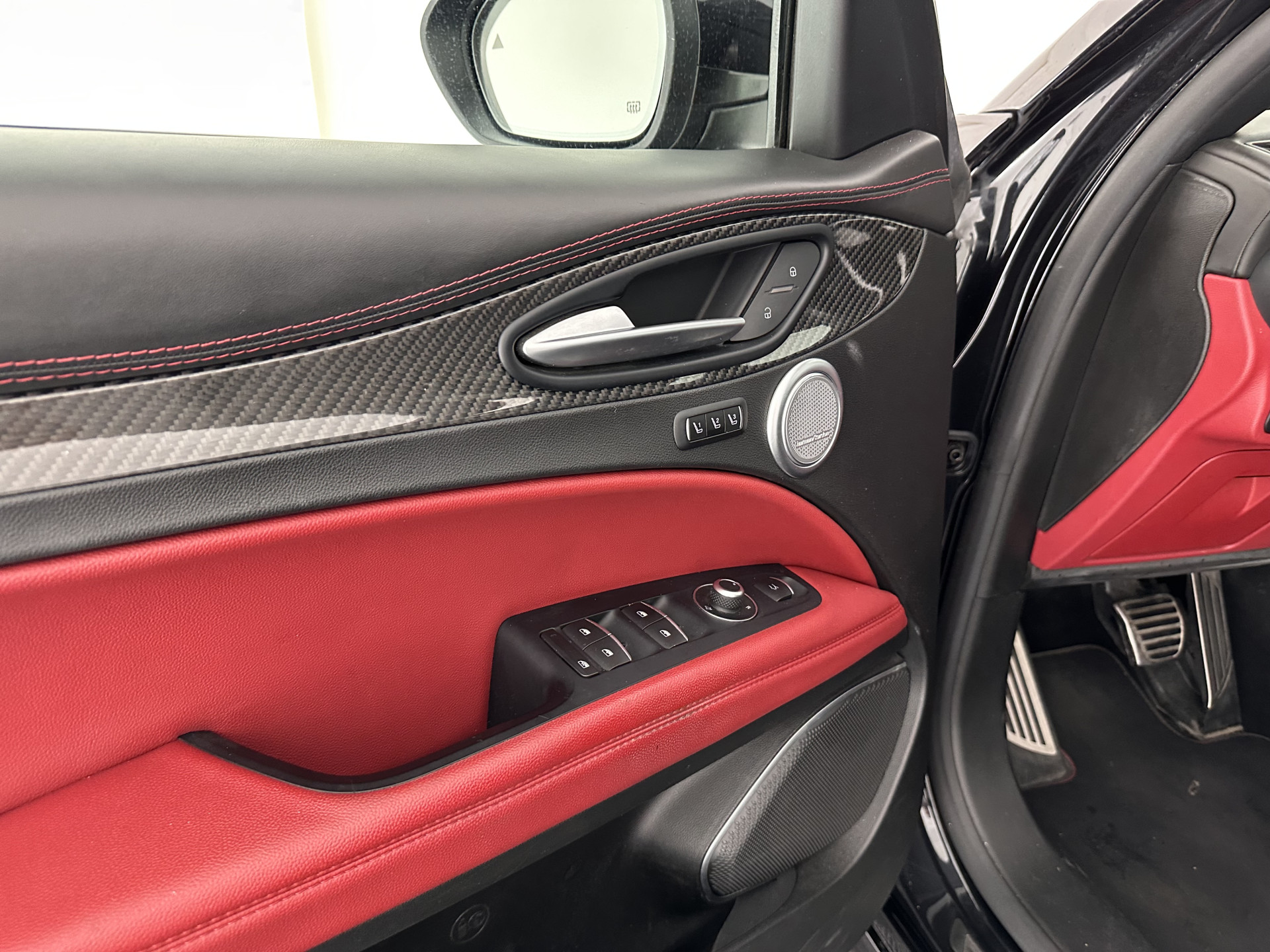 Alfa Romeo Stelvio 2.9 V6 AWD Quadrifoglio (INCL-BTW) Aut. *PANO | LEATHER-ALCANTARA | XENON | ADAPTIVE-CRUISE | BLIND-SPOT | HARMAN/KARDON | MEMORY-PACK | HEATED-SPORTSEATS | DAB+ | KEYLESS | CARPLAY | NAVI-FULLMAP | CARBON-INLAY |..