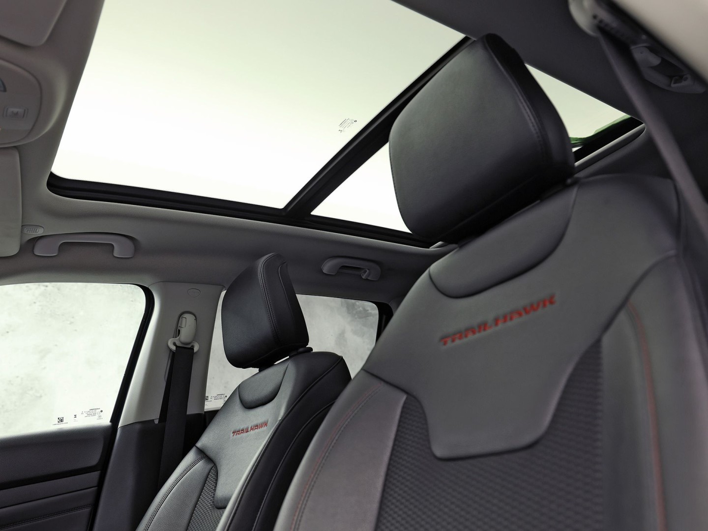 Jeep Compass 4xe 240 Plug-in Hybrid Electric Trailhawk 240Pk Automaat (PANORAMADAK, VIRTUAL COCKPIT, APPLE CARPLAY, GROOT NAVI, CAMERA, SPORTSTOELEN, GETINT GLAS, ADAPTIVE CRUISE, NIEUWSTAAT)
