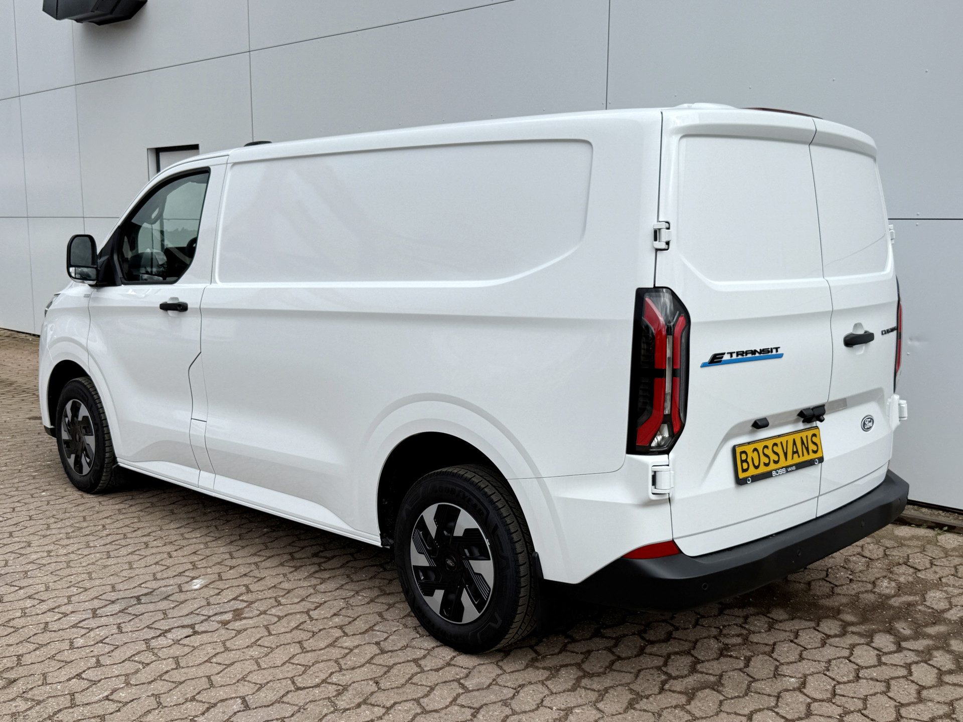 Ford e-Transit Custom 65kWh 136PK Elektrisch L1 344KM WLTP 2300kg Trekvermogen BEV Snelladen LED ACC Camera Carplay Parkeersensoren v+a