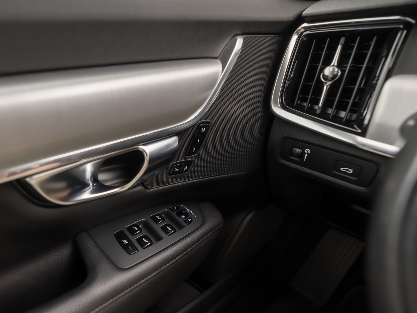 Volvo V90 2.0 T4 Momentum Sport 190Pk Automaat (APPLE CARPLAY, GROOT NAVI, LEDER, GETINT GLAS, STOELVERWARMING ACHTER, MEMORY SEATS, ELEK ACHTERKLEP, NIEUWE APK, NIEUWSTAAT)