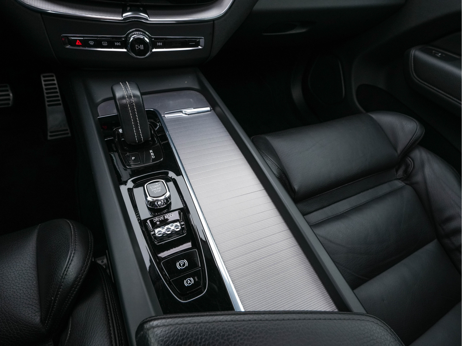 Volvo XC60 2.0 B5 Business Pro R-Design (INCL.BTW) Aut. *PANO | LUXURY-LEATHER | FULL-LEATHER | MEMORY-PACK | HEATED-SPORTSEATS | CAMERA | NAVI-FULLMAP | SHIFT-PADDLES | PRIVACY-GLASS | AIR-SUSPENSION | ECC | PDC | CRUISE | 19''ALU