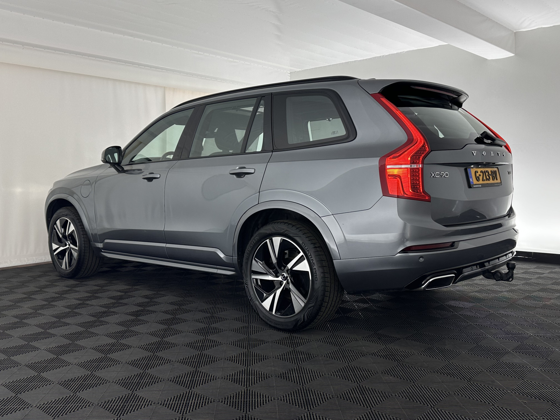 Volvo XC90 2.0 T8 R-Design Twin Engine AWD [ 7-Pers. ] (Plug-In) Aut. *PANO | LEATHER-ALCANTARA | FULL-LED | MEMORY-PACK | DIGI-COCKPIT | NAVI-FULLMAP | CARPLAY | ECC | HEATED-SPORTSEATS | LANE-ASSIST | PDC | HEAD-UP | TOWBAR | 20"ALU*