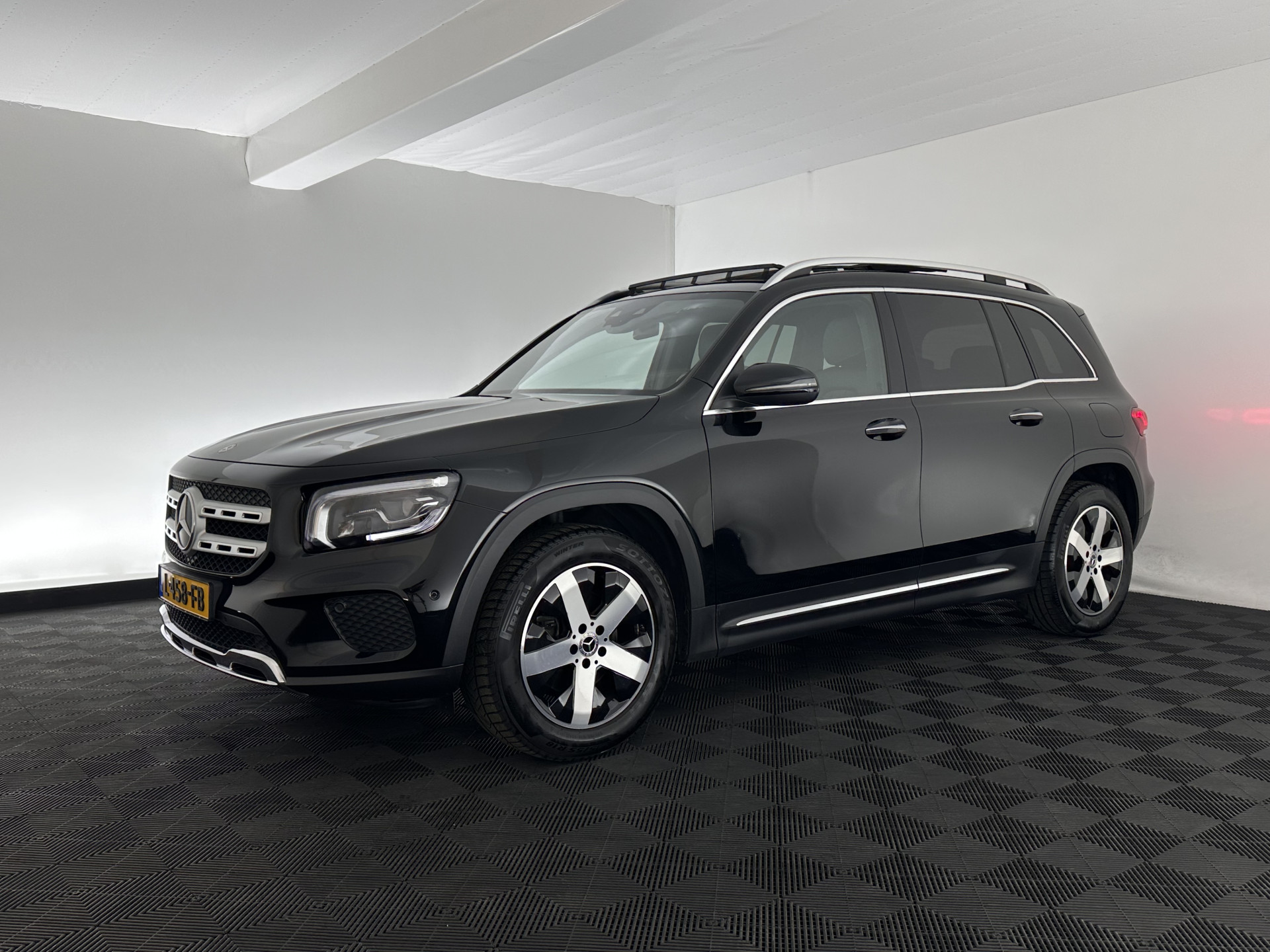 Mercedes-Benz GLB 200 Business Solution Luxury (INCL-BTW) *PANO | LEATHER | FULL-LED | AMBIENTLIGHT | HEATED-SPORTSEATS | WIDESCREEN-DIGICOCKPIT | DAB+ | NAVI-FULLMAP | CAMERA | PRIVACYGLASS | LANE-ASSIST | DYNAMIC-SELECT | 18'
