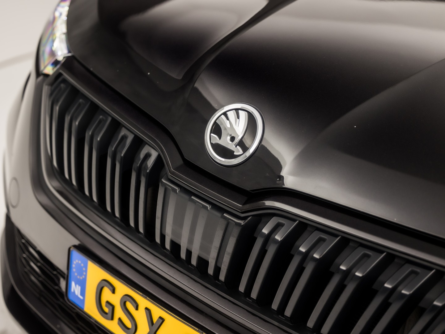 Škoda Kamiq 1.0 TSI Monte Carlo Automaat (PANORAMADAK, VIRTUAL COCKPIT, KUIPSTOELEN, APPLE CARPLAY, CAMERA, GETINT GLAS, ADAPTIVE CRUISE, KEYLESS, NIEUWSTAAT)