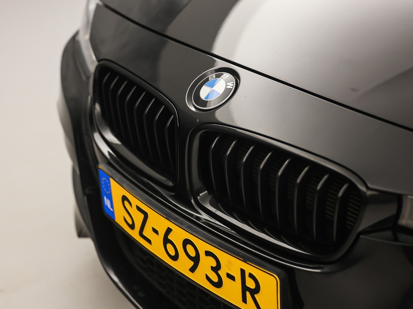 BMW 3 Serie 318i M Sport High Executive Automaat (VIRTUAL COCKPIT, M PAKKET, GROOT NAVI, STOELVERWARMING, SPORT AUTOMAAT, SPORTSTOELEN, TREKHAAK, GETINT GLAS, PARKEERSENSOREN, NIEUWSTAAT)
