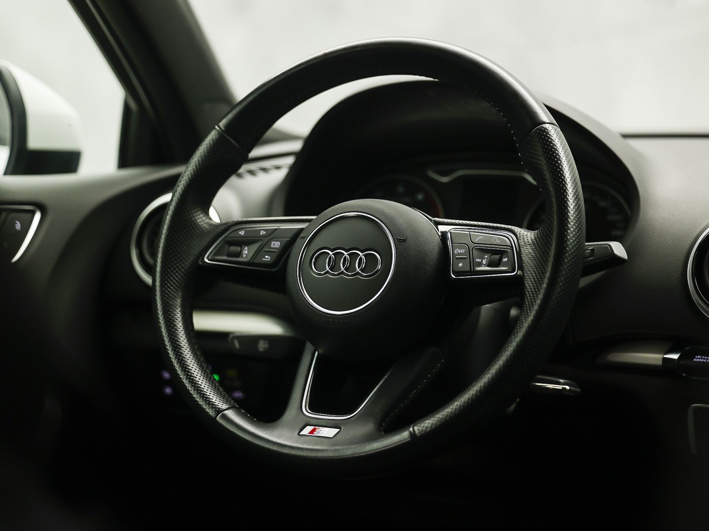 Audi A3 Limousine 1.0 TFSI S-Line Sport (2X S-LINE, GROOT NAVI, CLIMATE, DYNAMISCHE KNIPPERLICHTEN, SPORTSTOELEN, LEDER, GETINT GLAS, NIEUWE APK, NIEUWSTAAT)