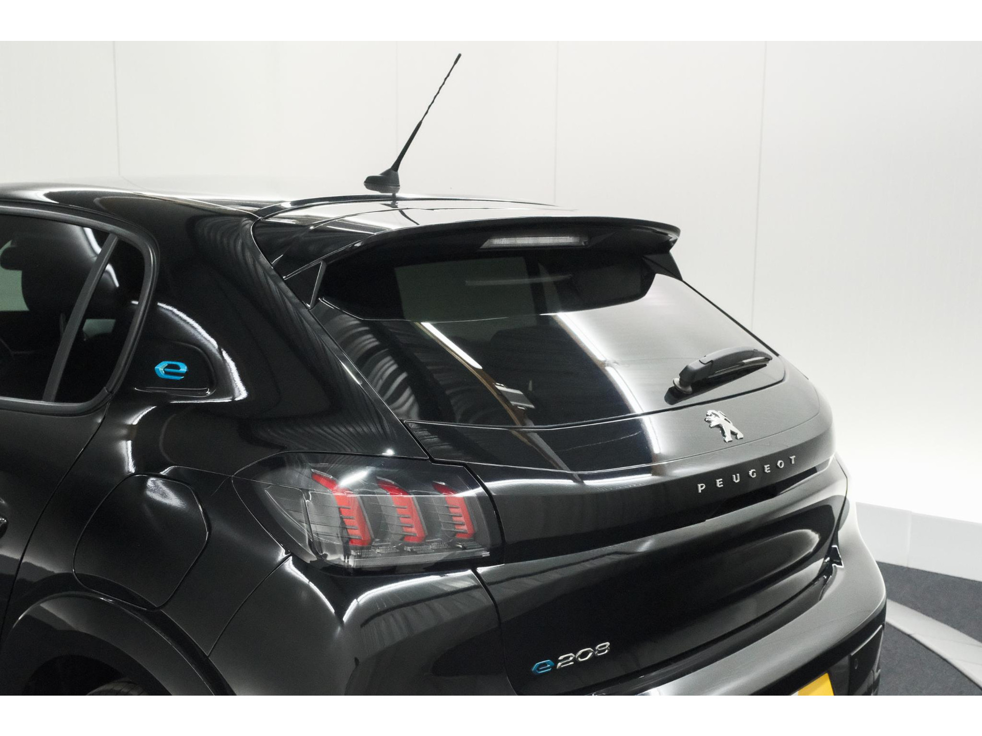 Peugeot e-208 EV Allure 50 kWh | 98,9% SOH | Camera | Navigatie | Parkeersensoren | Stoelverwarming
