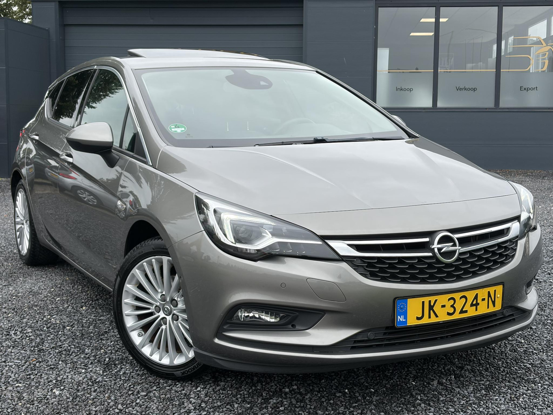 Opel Astra 1.4 Innovation ✓150pk✓Camera✓2e Eigenaar✓Carplay✓Pano✓Stoelverw✓Stuurverw✓Leder✓Navi✓Trekhaak✓Net beurt gehad✓Automaat✓Keyless✓Clima✓Cruise✓Pdc V+A✓105pk✓N.A.P✓17''Lm velgen✓Rijstrooksensor✓Apk tot 09-2027