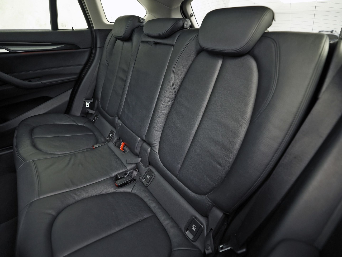 BMW X1 sDrive18i Sport High Executive 140Pk Automaat (PANORAMADAK, GROOT NAVI, MEMORY SEAT, LEDER, CAMERA, SPORTSTOELEN, TREKHAAK, STOELVERWARMING, NIEUWSTAAT)