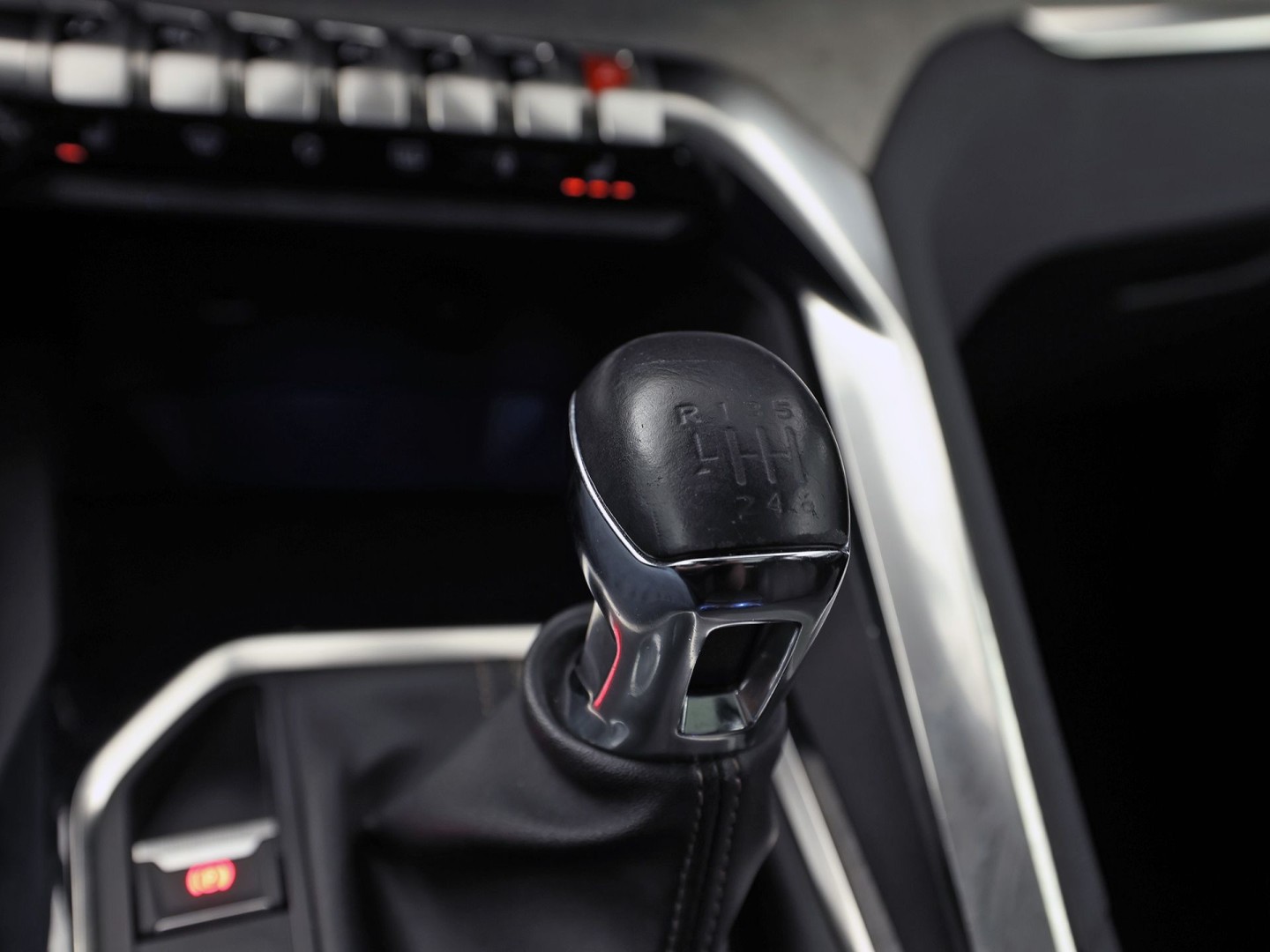 Peugeot 3008 1.2 PureTech GT Line (PANORAMADAK, APPLE CARPLAY, GROOT NAVI, LEDER, STOELVERWARMING, SPORTSTOELEN, GETINT GLAS, KEYLESS, NIEUWSTAAT)
