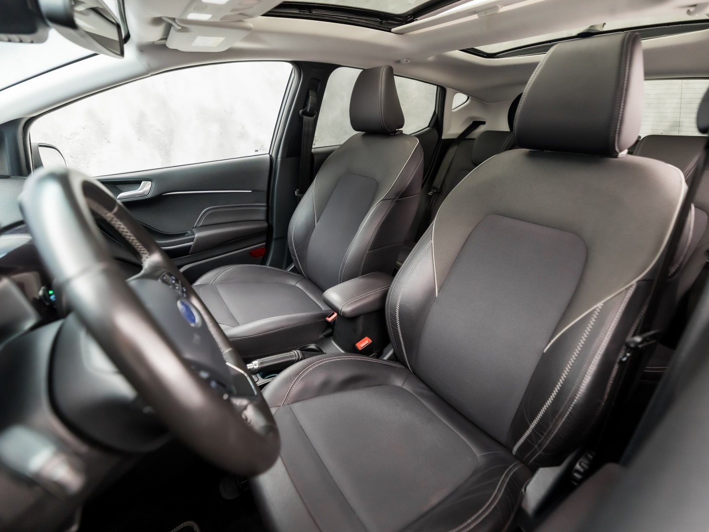 Ford Fiesta 1.0 EcoBoost Vignale (PANORAMADAK, APPLE CARPLAY, CAMERA, LEDER, STOELVERWARMING, SPORTSTOELEN, GETINT GLAS, KEYLESS, NIEUWSTAAT)