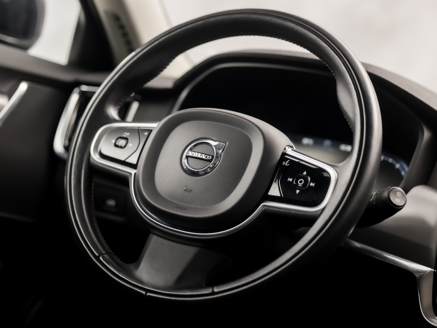Volvo V90 2.0 T4 Momentum Sport 190Pk Automaat (APPLE CARPLAY, GROOT NAVI, LEDER, GETINT GLAS, STOELVERWARMING ACHTER, MEMORY SEATS, ELEK ACHTERKLEP, NIEUWE APK, NIEUWSTAAT)