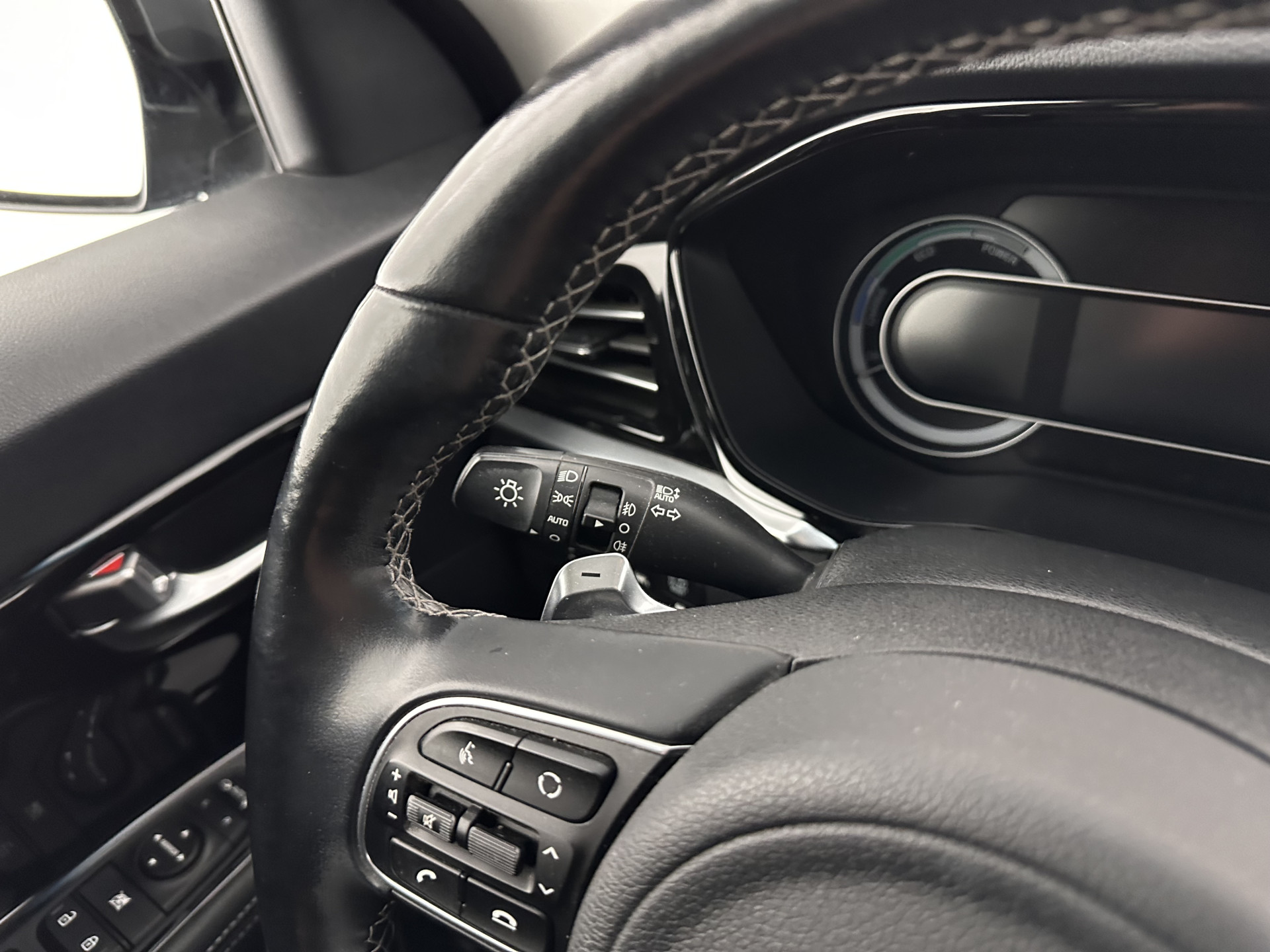 Kia Niro 1.6 GDi Hybrid Dynamic Plus Line (INCL-BTW) Aut. *LEATHER | FULL-LED | ADAPTIVE-CRUISE | BLINDSPOT | HEATED-COMFORTSEATS | CAMERA | KEYLESS | NAVI-FULLMAP | AMBIENTLIGHT | LANE-ASSIST | TOWBAR | 16''ALU*