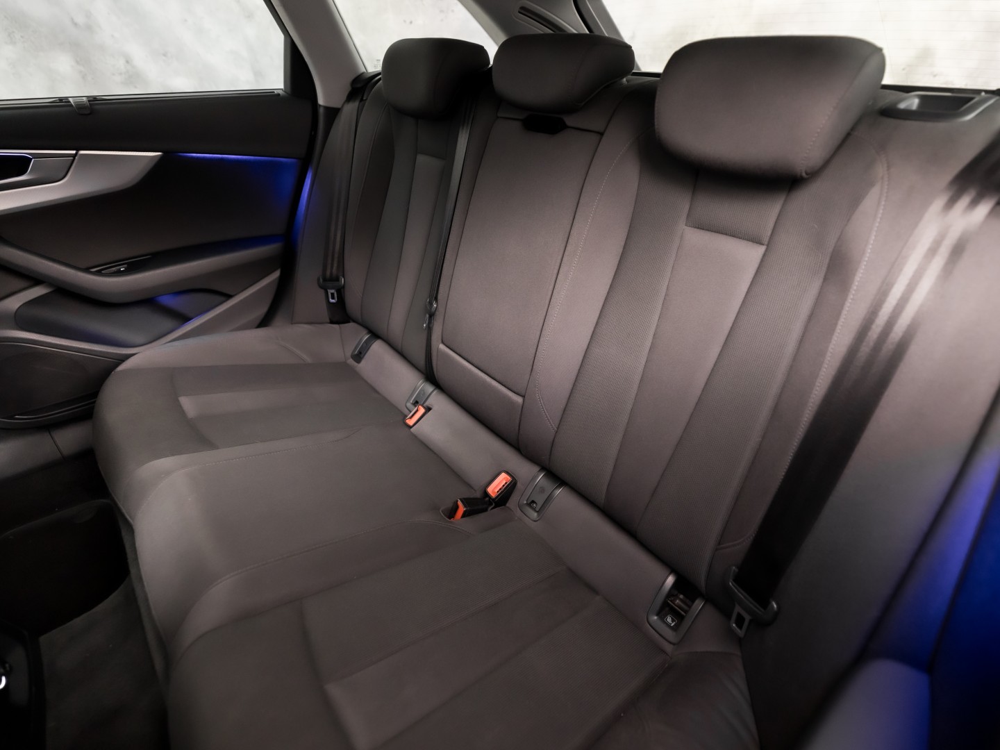 Audi A4 Avant 2.0 TFSI S-Line Sport 190Pk Automaat (NAVIGATIE, SFEERVERLICHTING, PLAT S-LINE SPORTSTUUR, GETINT GLAS, SPORTSTOELEN, CAMERA, TREKHAAK, NIEUWE APK, NIEUWSTAAT)