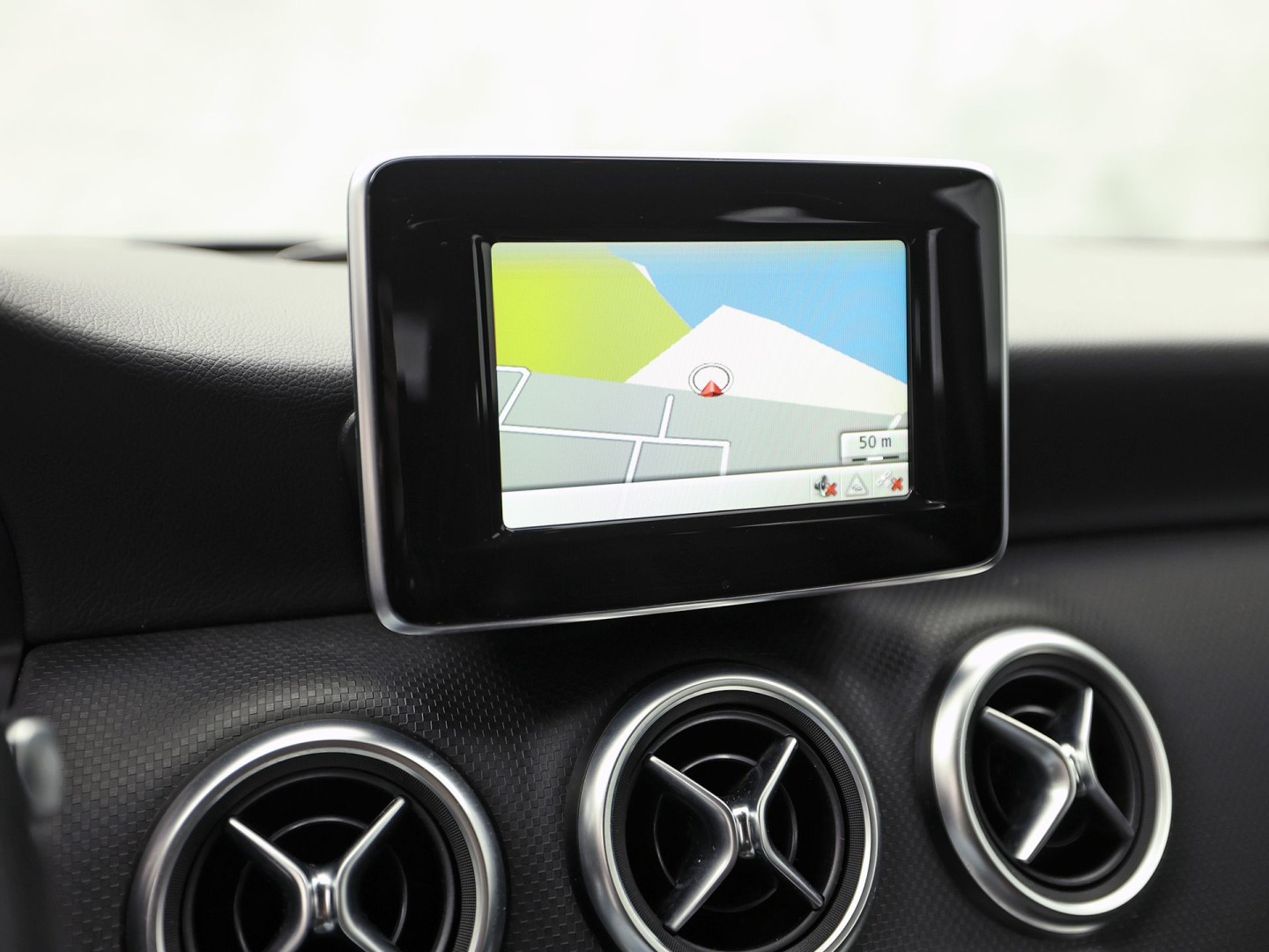Mercedes-Benz A-Klasse 180 AMG Sport Automaat (NAVIGATIE, LEDER, STOELVERWARMING, SPORTSTOELEN, ZWART HEMEL, PARKEERSENSOREN, TREKHAAK, CRUISE, NIEUWSTAAT)