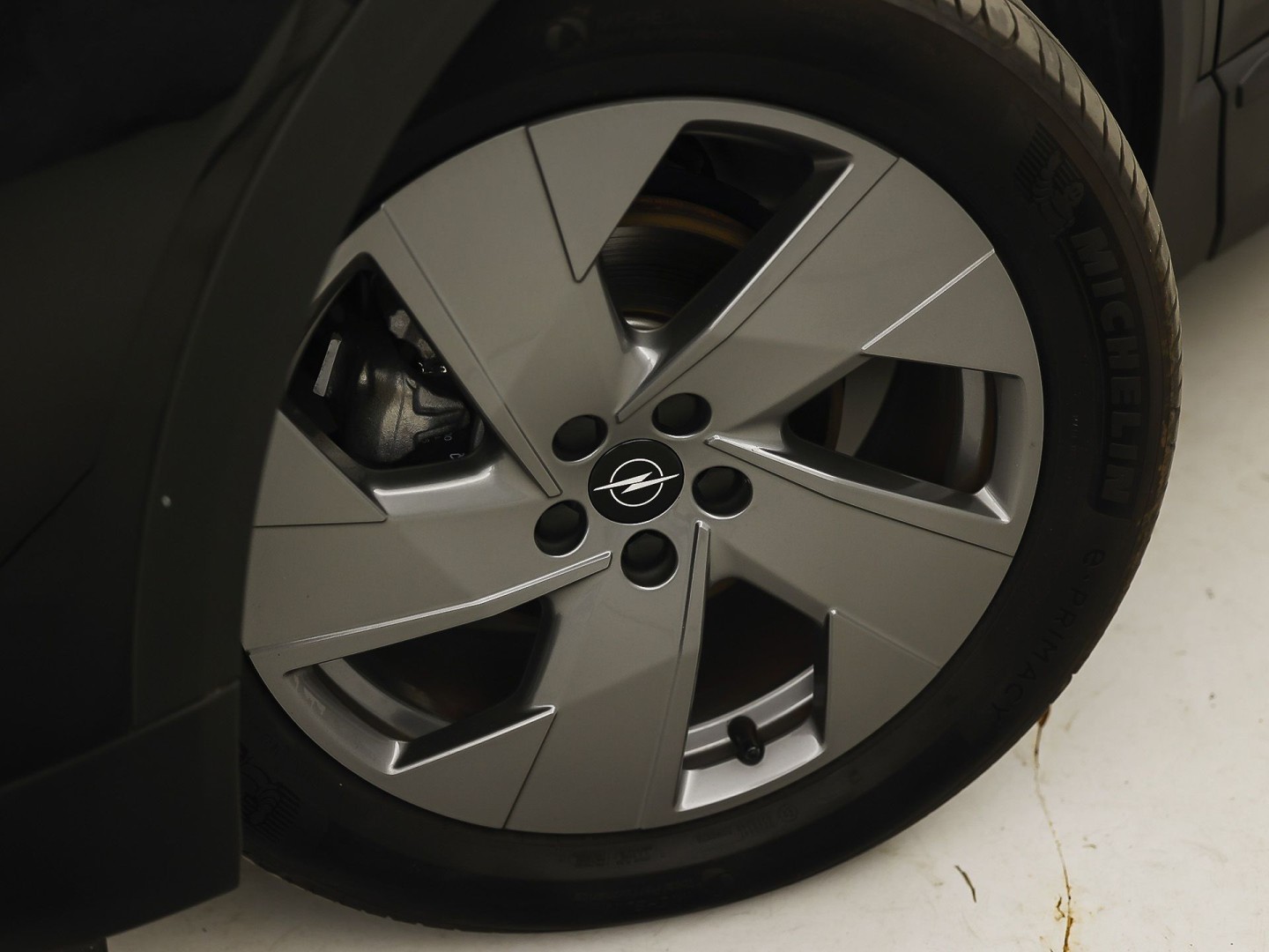 Opel Grandland X 1.2 Turbo Hybrid Sport Automaat (VIRTUAL COCKPIT, APPLE CARPLAY, GROOT NAVI, GETINT GLAS, SPORTSTOELEN, ADAPTIVE CRUISE, KEYLESS, SPORTSTUUR, GETINT GLAS, NIEUWSTAAT)