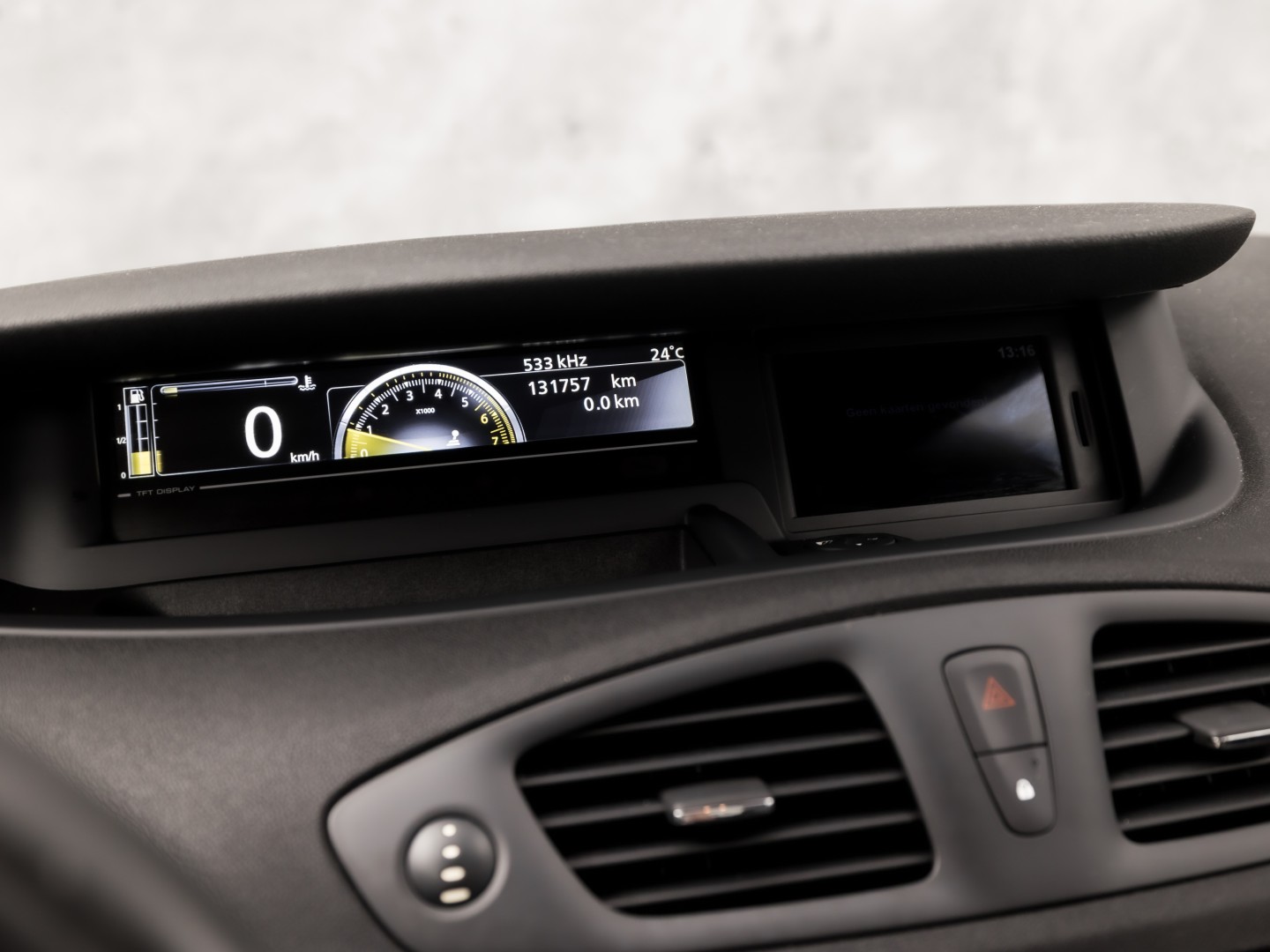 Renault Scénic 1.6 Sport (NAVIGATIE, AIRCO, CRUISE, TREKHAAK, SPORTSTOELEN, NIEUWE APK, NIEUWSTAAT)