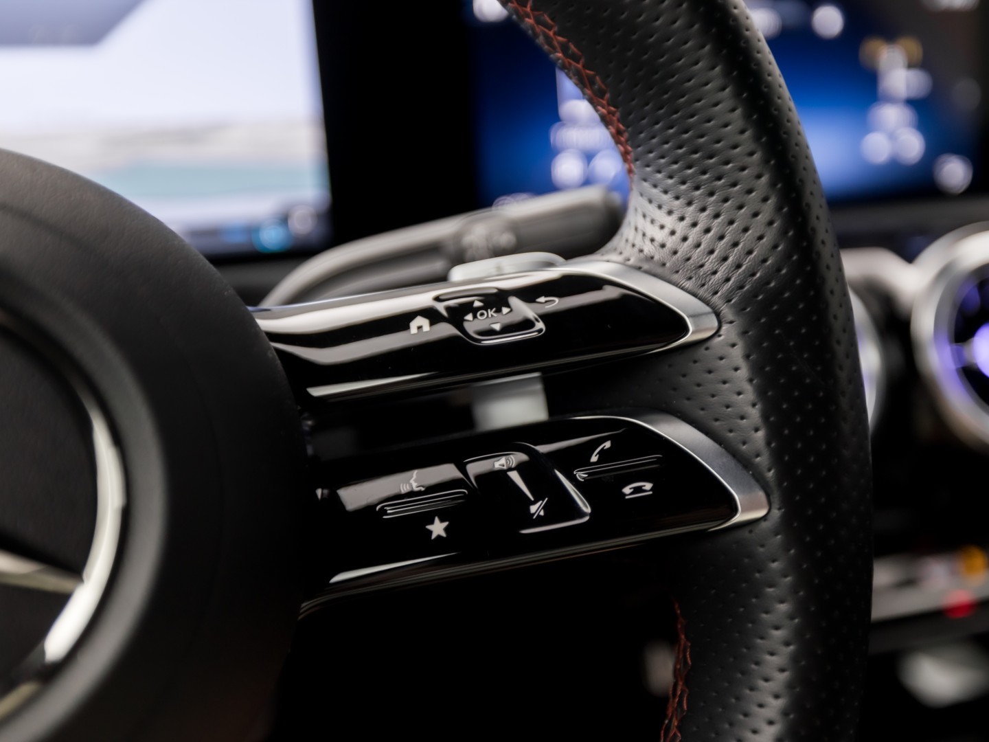 Mercedes-Benz A-Klasse 180 AMG Line Automaat (FABRIEKSGARANTIE, APPLE CARPLAY, GROOT NAVI, SFEERVERLICHTING, CAMERA, KUIPSTOELEN, STOELVERWARMING, GETINT GLAS, NIEUWSTAAT)