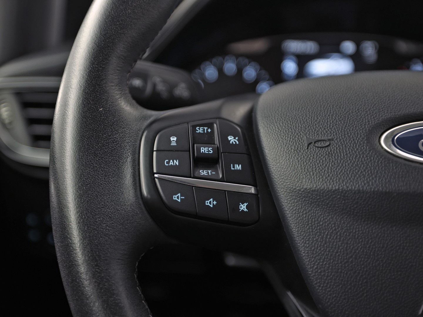 Ford Fiesta 1.0 EcoBoost Titanium Sport (APPLE CARPLAY, GROOT NAVI, CLIMATE, CAMERA, SPORTSTOELEN, ADAPTIVE CRUISE, KEYLESS, PARKEERSENSOREN, NIEUWSTAAT)