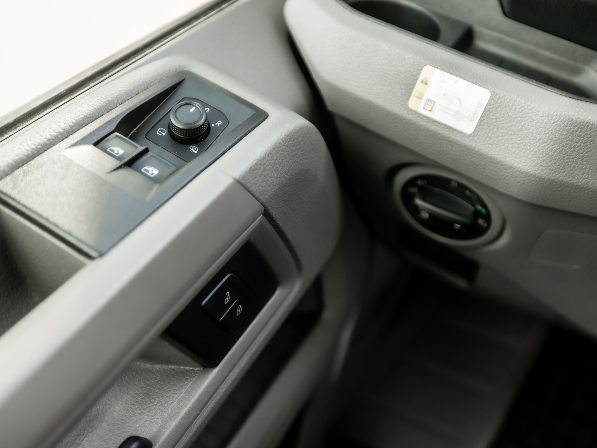 Volkswagen Crafter Grand California XXL 177Pk Automaat (LED KOPLAMPEN, STOELVERWARMING, KEUKEN, CENTRALE VERWARMING, KOELKAST, TOILET, DOUCHE, THULE ZONNESCHERM, FIETSENDRAGER, ZOET WATER)