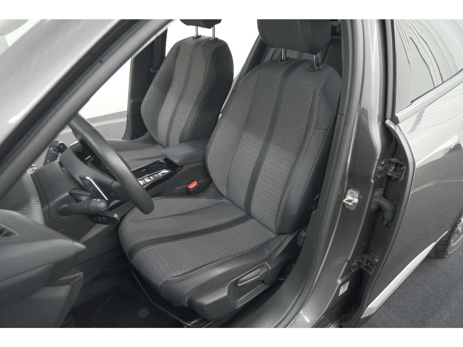 Peugeot 2008 PureTech 130 EAT8 Allure Pack | Trekhaak | Camera | Navigatie | Parkeersensoren