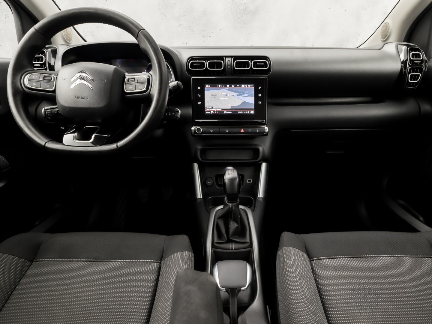 Citroën C3 Aircross 1.2 PureTech S&S Sport (APPLE CARPLAY, GROOT NAVI, LM VELGEN, TREKHAAK, GETINT GLAS, SPORTSTOELEN, CRUISE, NIEUWE APK, NIEUWSTAAT)