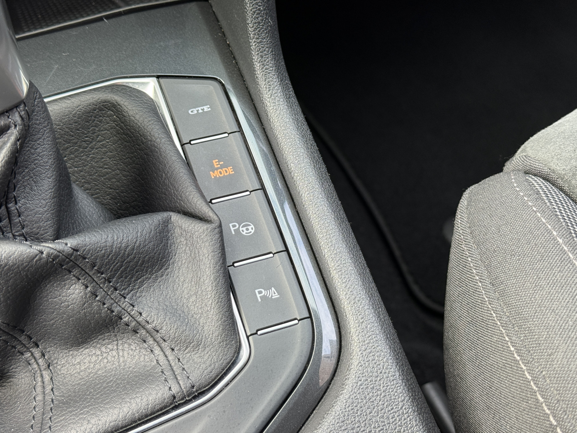Volkswagen Tiguan 1.4 TSI eHybrid R-Line Business+ | Camera | Stoelverwarming | Dodehoeksensoren