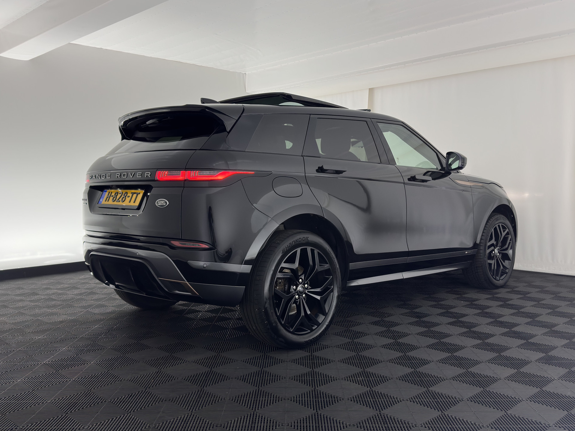 Land Rover Range Rover Evoque 2.0 D150 R-Dynamic *PANO | LEATHER | FULL-LED | NAVI-FULLMAP | CAMERA | KEYLESS | ECC | TOPVIEW | CARPLAY | HEATED-COMFORTSEATS | PDC | CRUISE | PRIVACY-GLASS | 20''ALU*