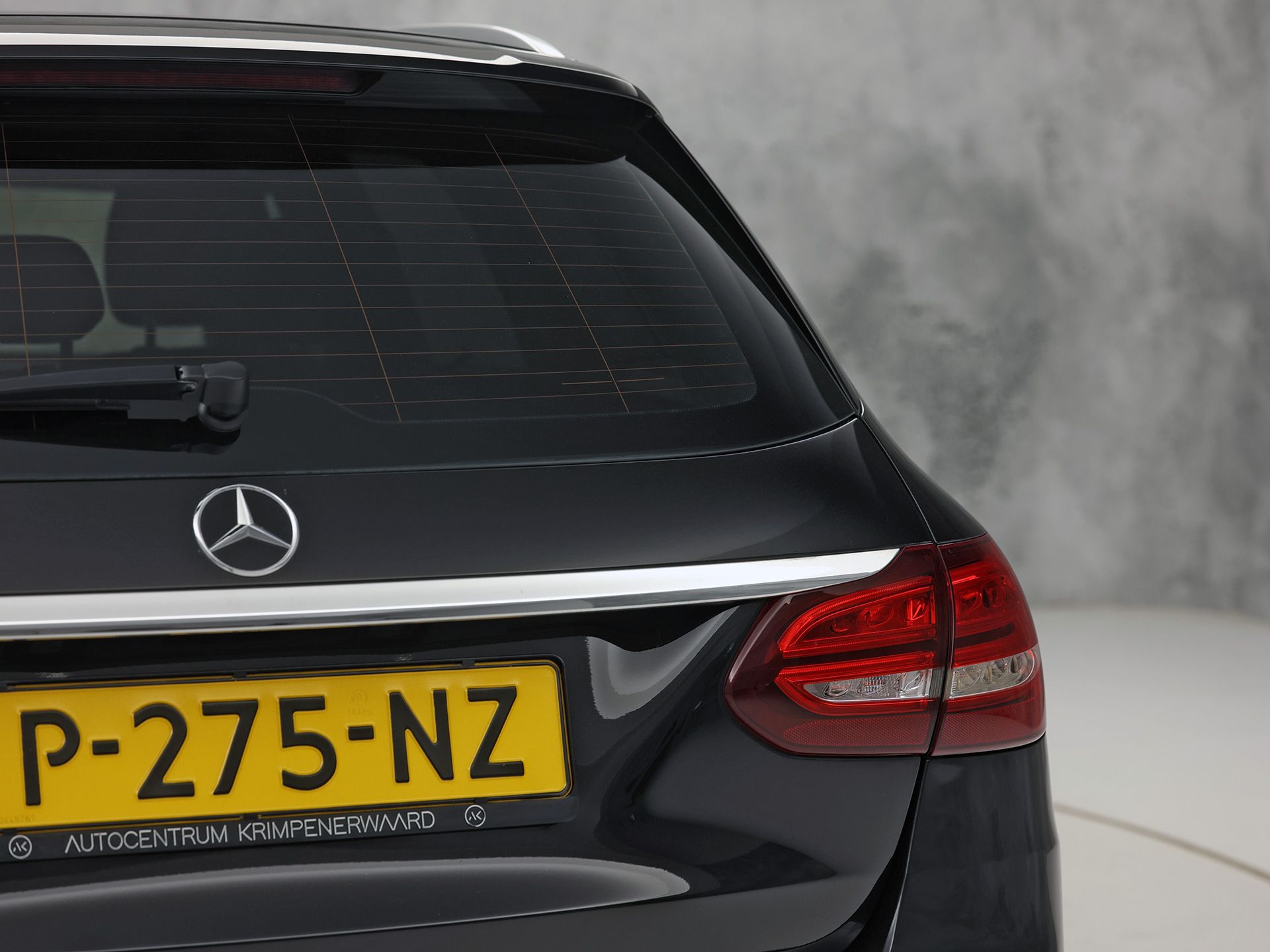 Mercedes-Benz C-Klasse 180 AMG Sport Automaat (GROOT NAVI, LEDER, STOELVERWARMING, GETINT GLAS, SPORTSTOELEN, CRUISE, NIEUWE APK, NIEUWSTAAT)