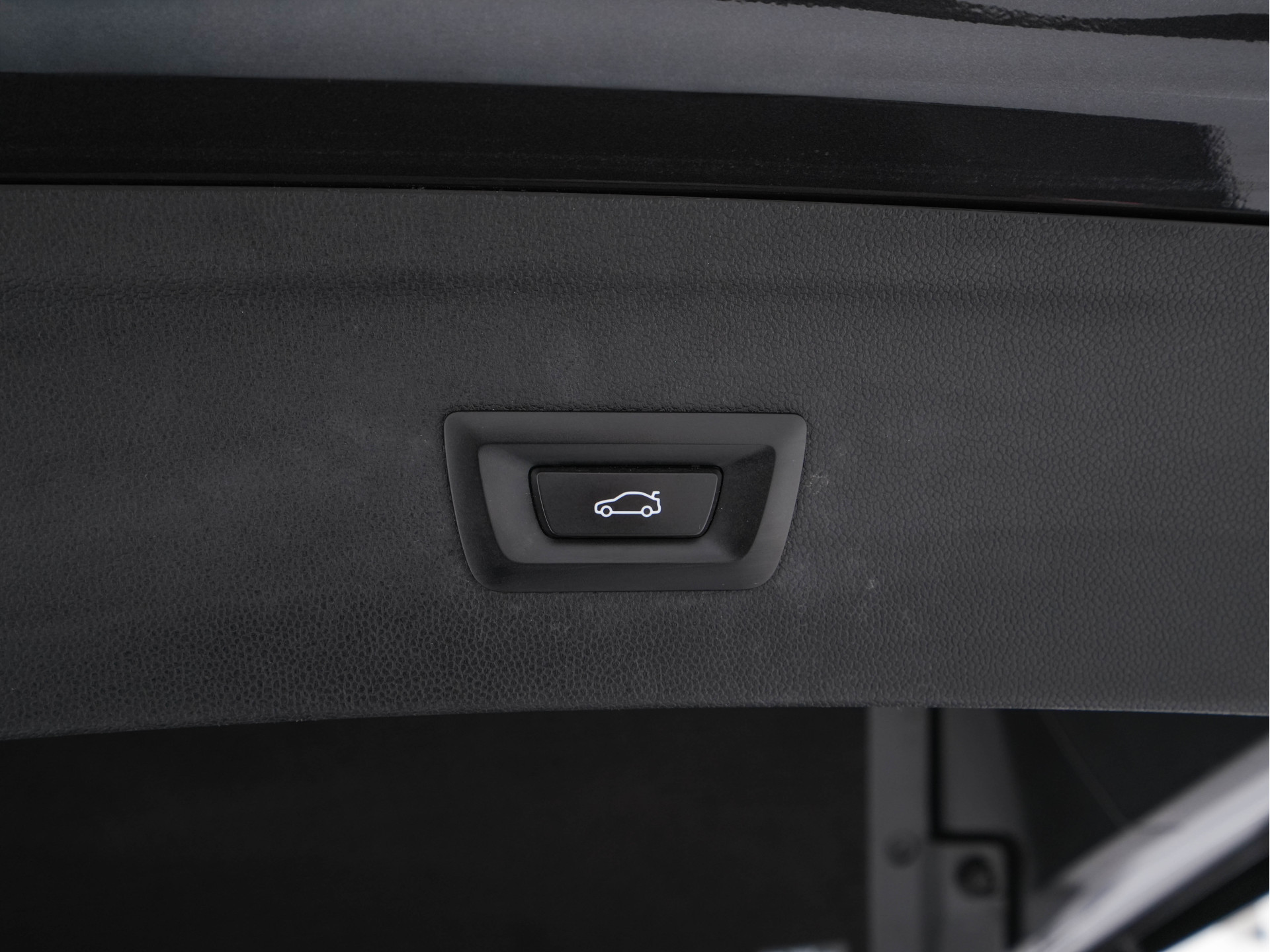 BMW iX xDrive40 High Executive 77 kWh ( 3-Fase ) {SOH-100%} (INCL-BTW) Aut. *PANO | HEAD-UP | HARMAN/KARDON-SURROUND | SOFT-CLOSE | DAB+ | DIGI-COCKPIT | HEATED-COMFORTSEATS | FULL-LED | CARPLAY | TOWBAR | AMBIENT-LIGHT | TOPVIEW | MEMORY-PACK |